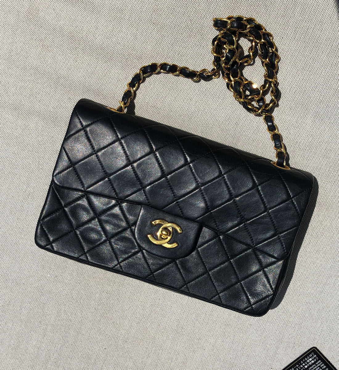Sac Chanel : Pourquoi le modèle noir Timeless est devenu le nouveau graal de la mode en 2025
