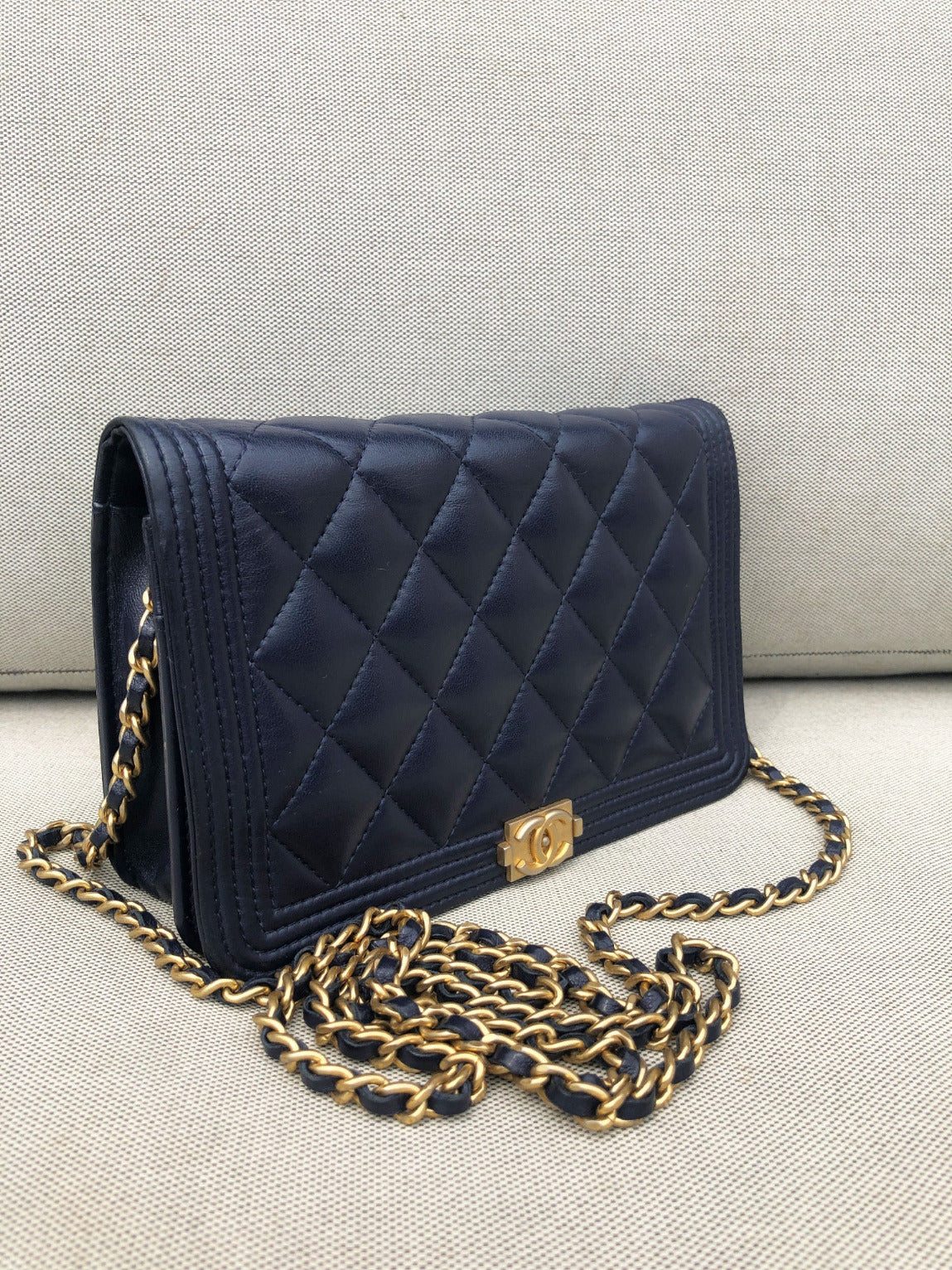 Chanel Mini Sac bandoulière Wallet On Chain (WOC) Boy cuir bleu