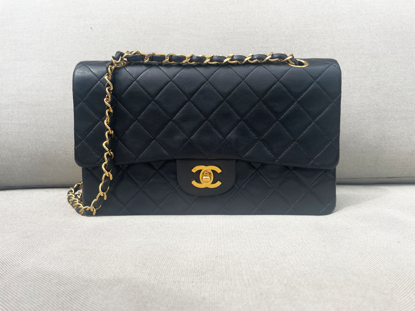 Sac Chanel Classique / Timeless 25 Vintage en cuir noir