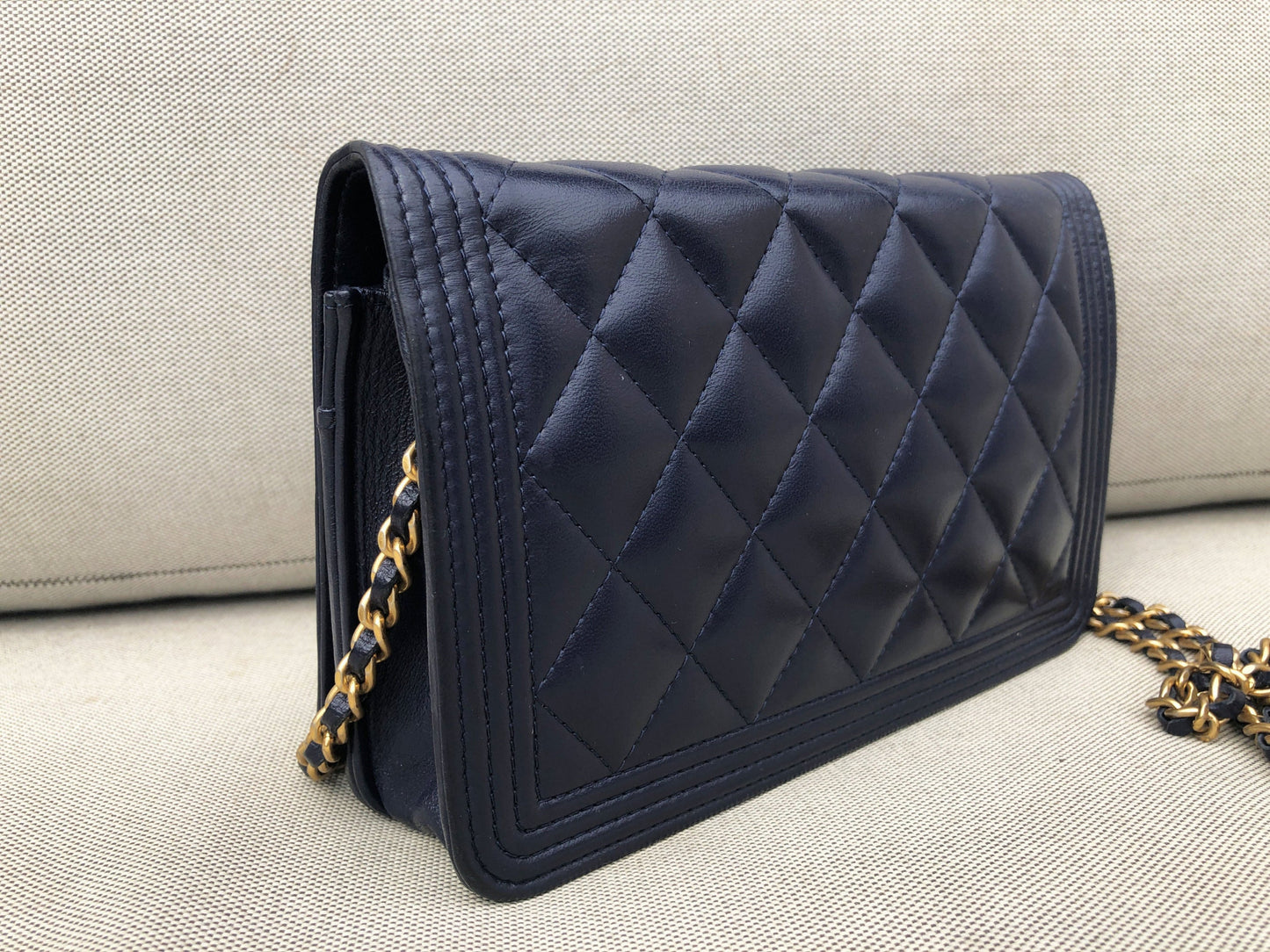 Chanel Mini Sac bandoulière Wallet On Chain (WOC) Boy cuir bleu