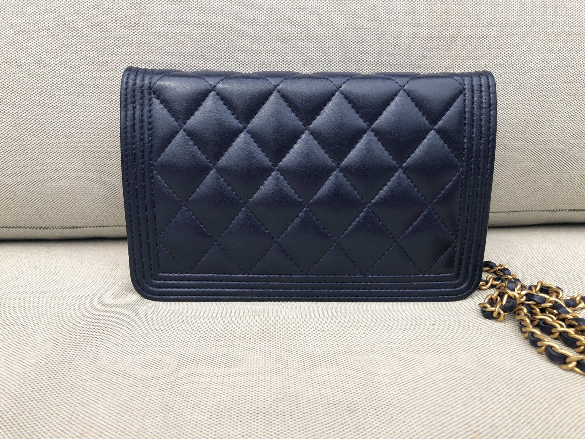 Chanel Mini Sac bandoulière Wallet On Chain (WOC) Boy cuir bleu