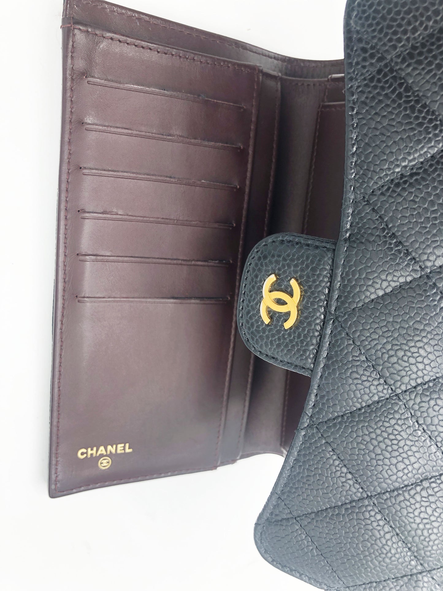 PORTEFEUILLE A RABAT CHANEL CAVAIR NOIR