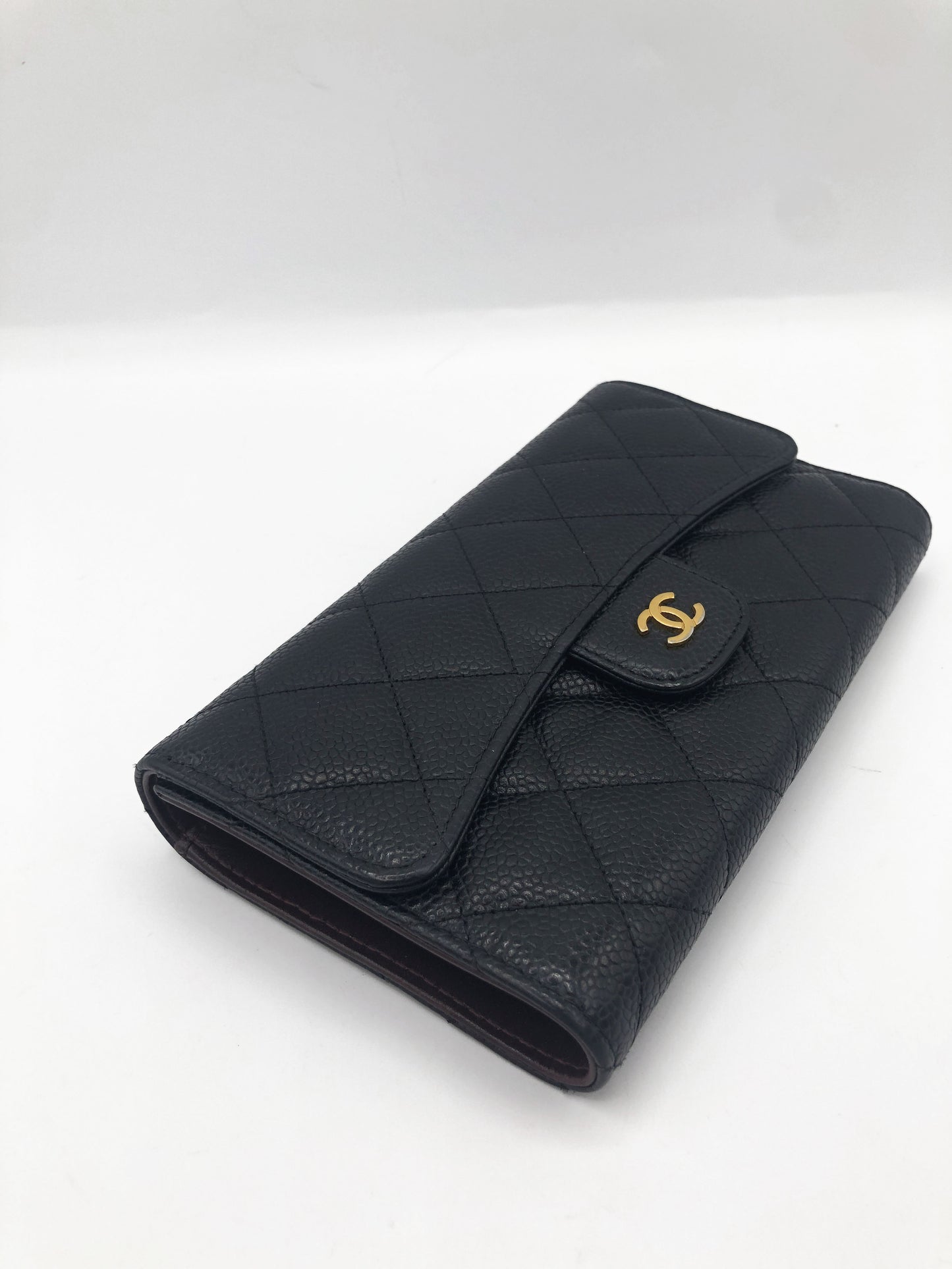 PORTEFEUILLE A RABAT CHANEL CAVAIR NOIR