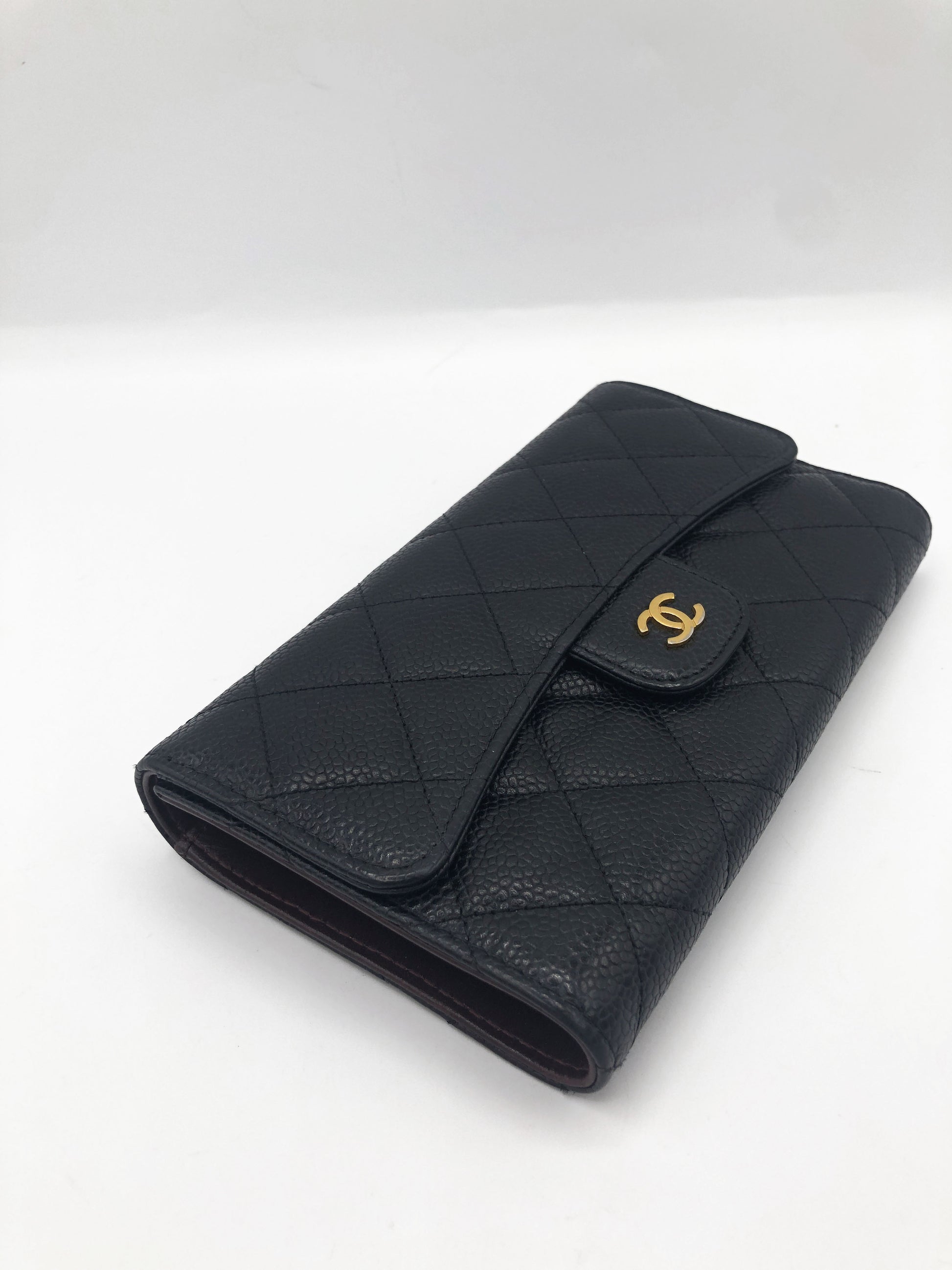 PORTEFEUILLE A RABAT CHANEL CAVAIR NOIR