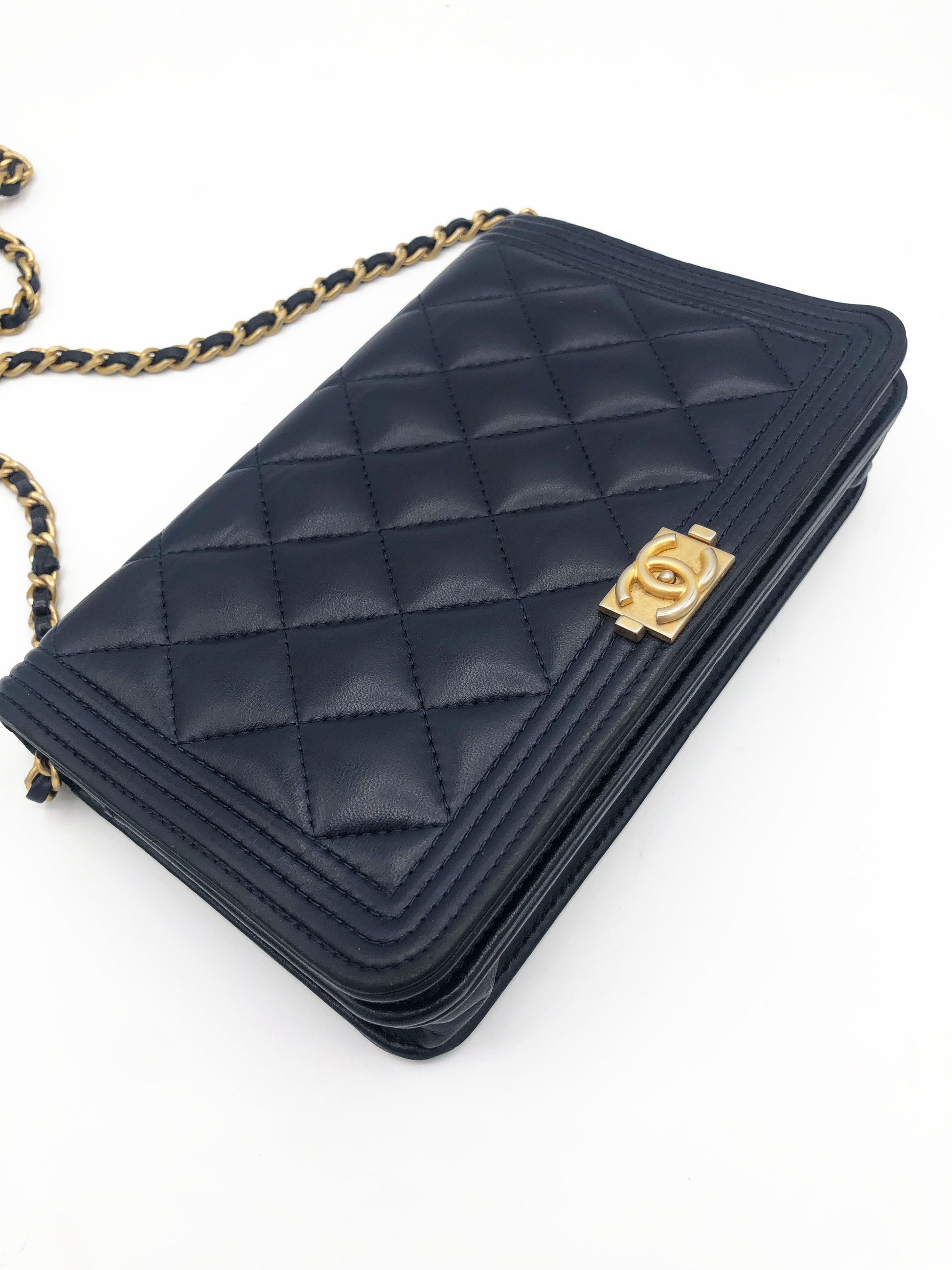 Chanel Mini Sac bandoulière Wallet On Chain (WOC) Boy cuir bleu