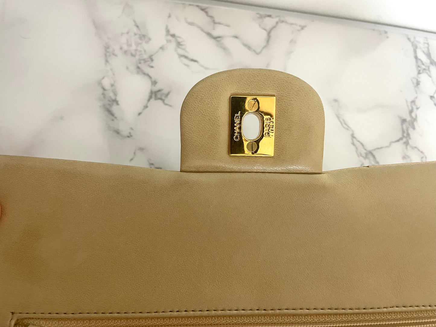 Sac Chanel Timeless 23 cm à double rabat en cuir d'agneau matelassé beige - Soline