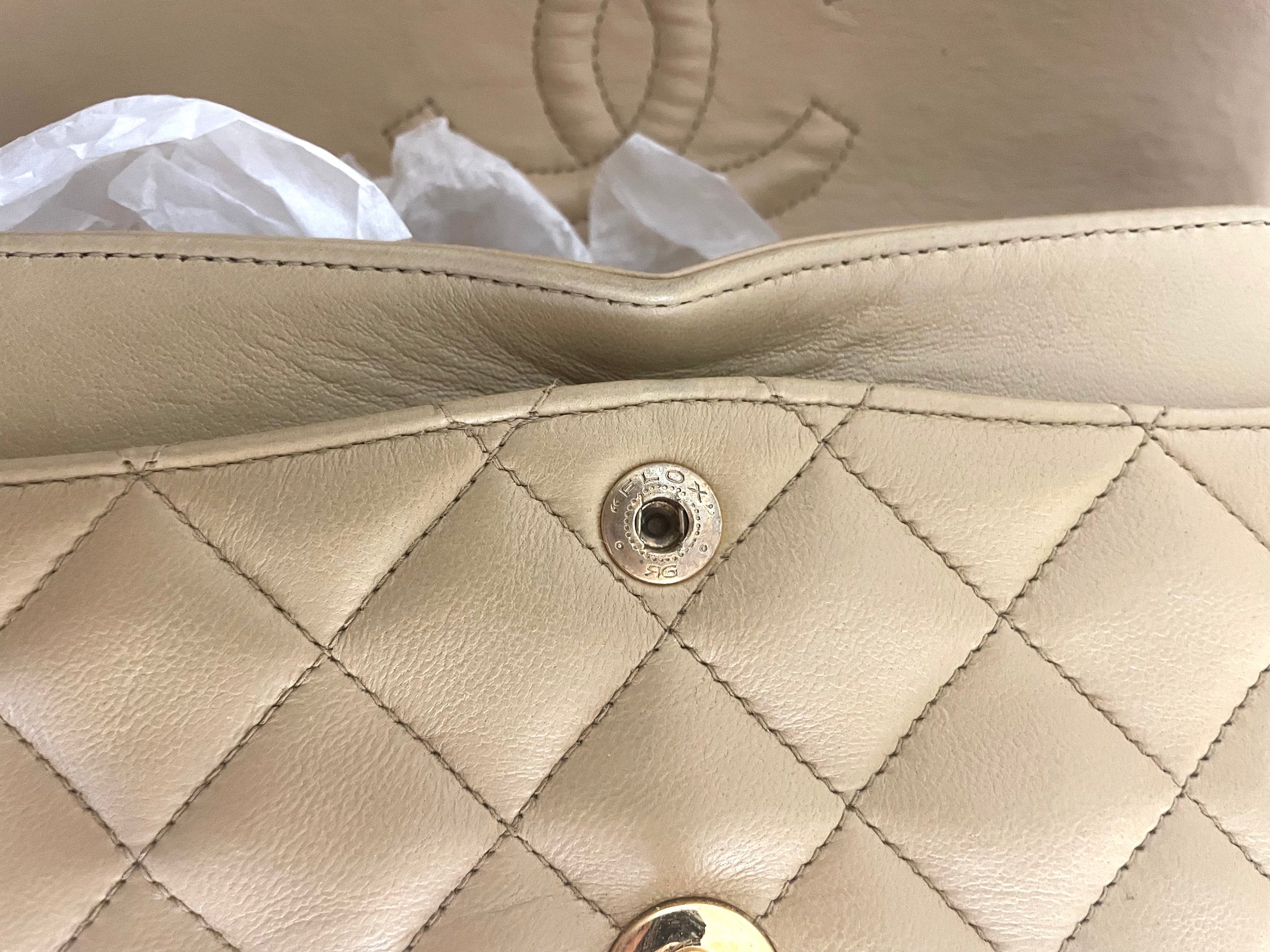 Sac Chanel Timeless 23 cm à double rabat en cuir d'agneau matelassé beige - Soline
