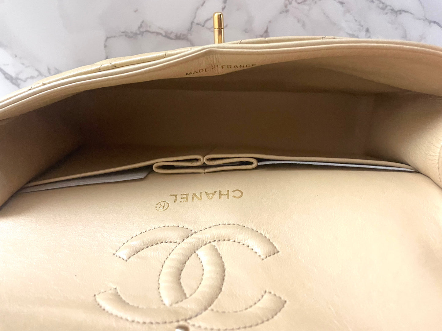 Sac Chanel Timeless 23 cm à double rabat en cuir d'agneau matelassé beige - Soline