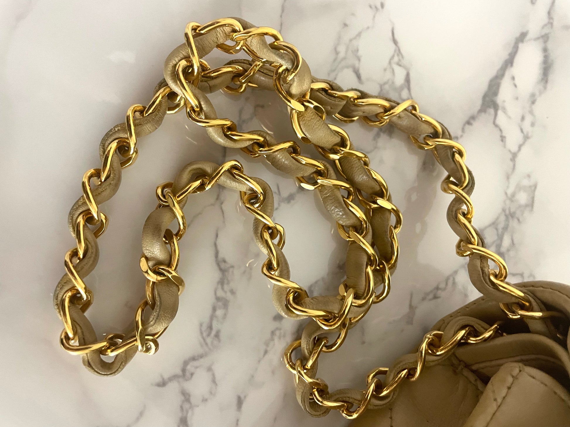 Sac Chanel Timeless 23 cm à double rabat en cuir d'agneau matelassé beige - Soline