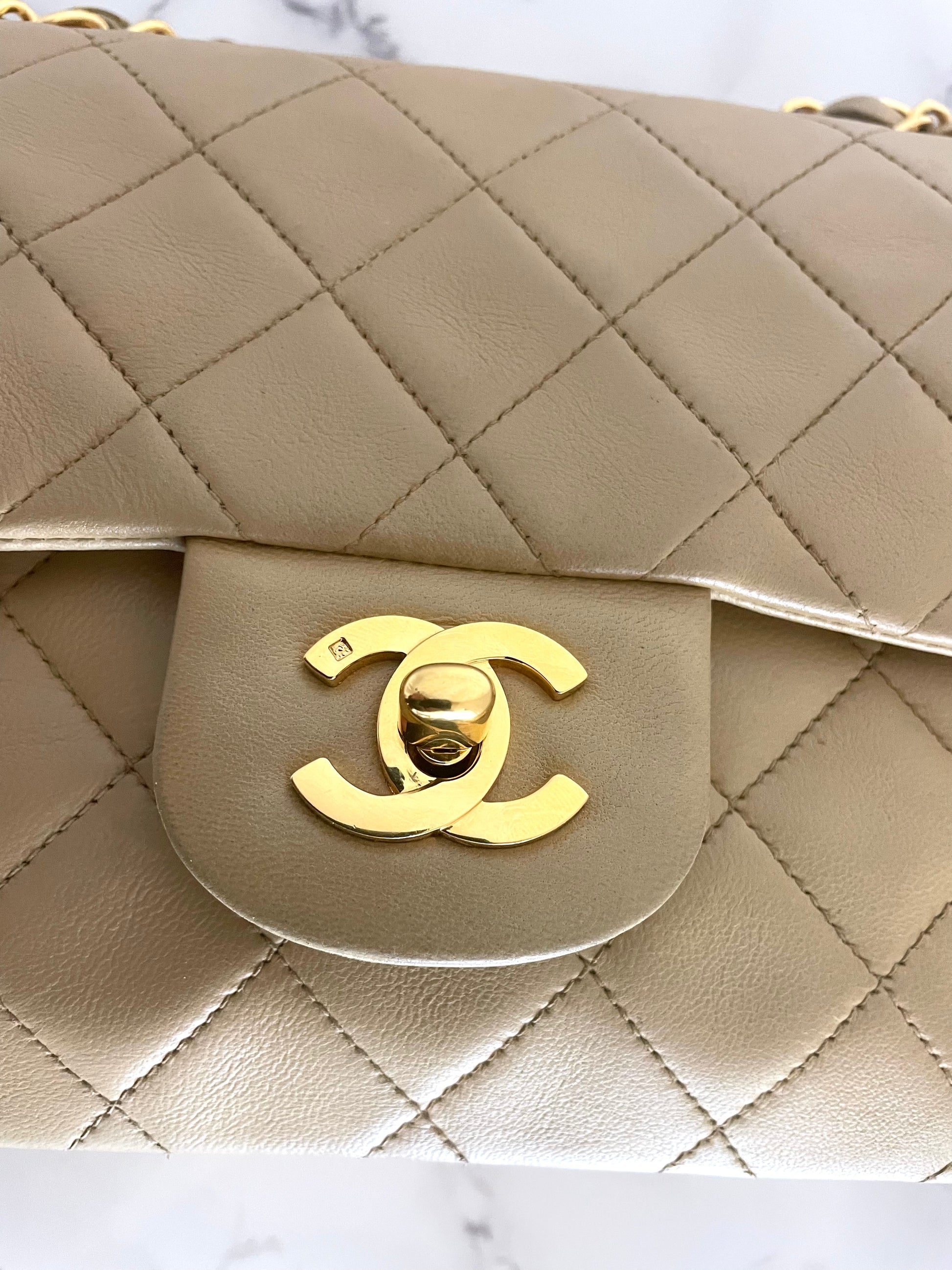 Sac Chanel Timeless 23 cm à double rabat en cuir d'agneau matelassé beige - Soline