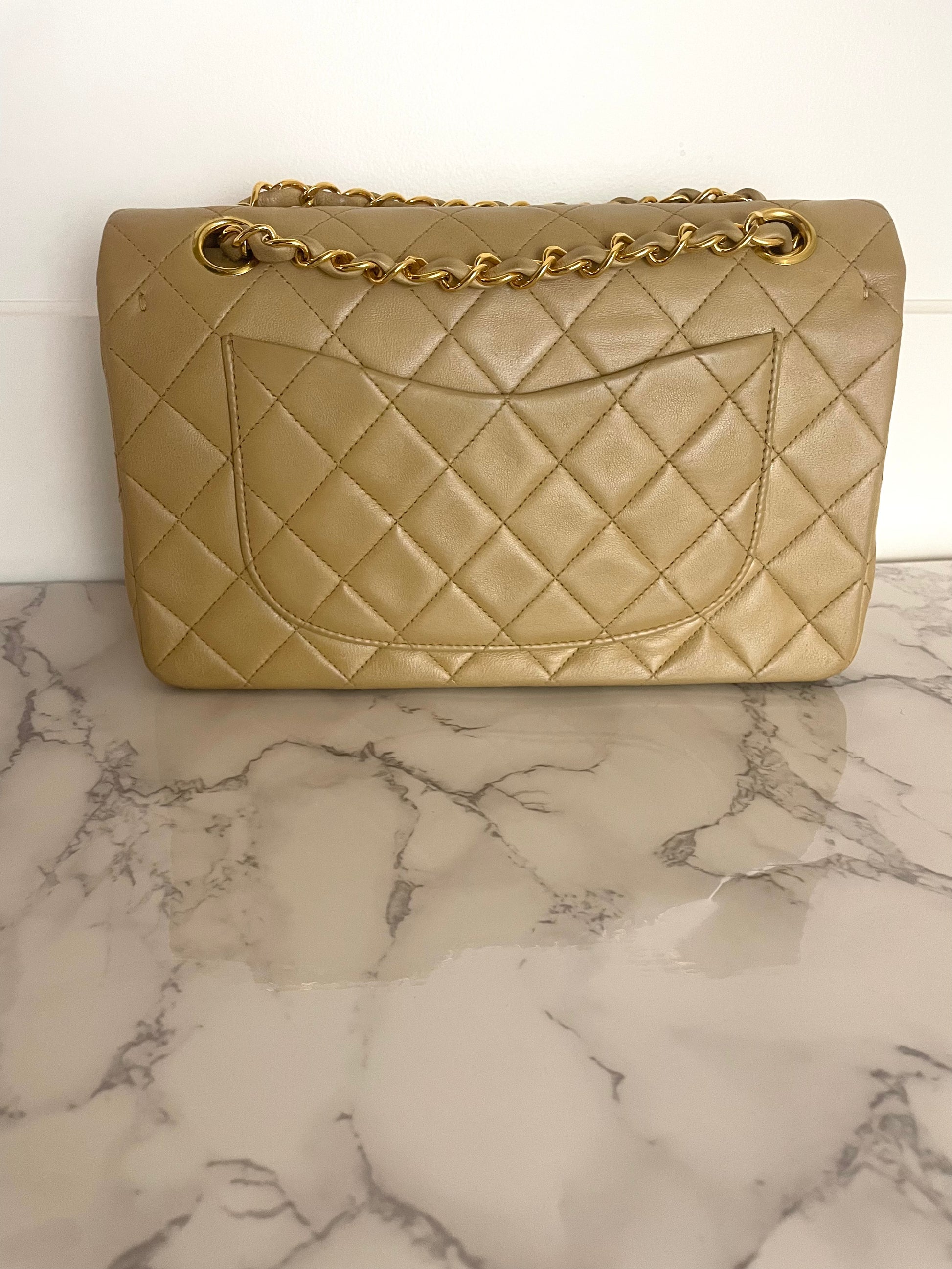 Sac Chanel Timeless 23 cm à double rabat en cuir d'agneau matelassé beige - Soline