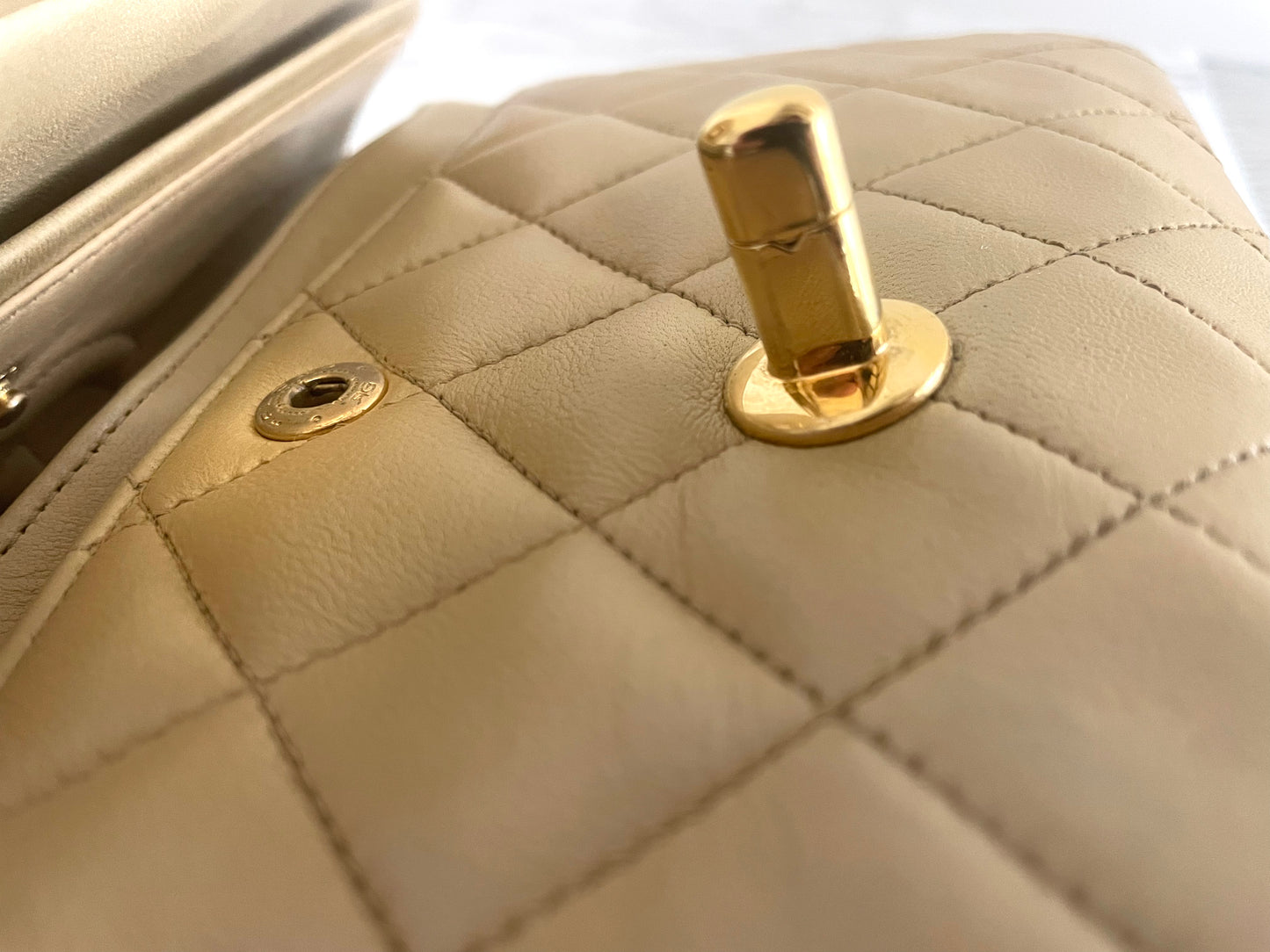 Sac Chanel Timeless 23 cm à double rabat en cuir d'agneau matelassé beige - Soline