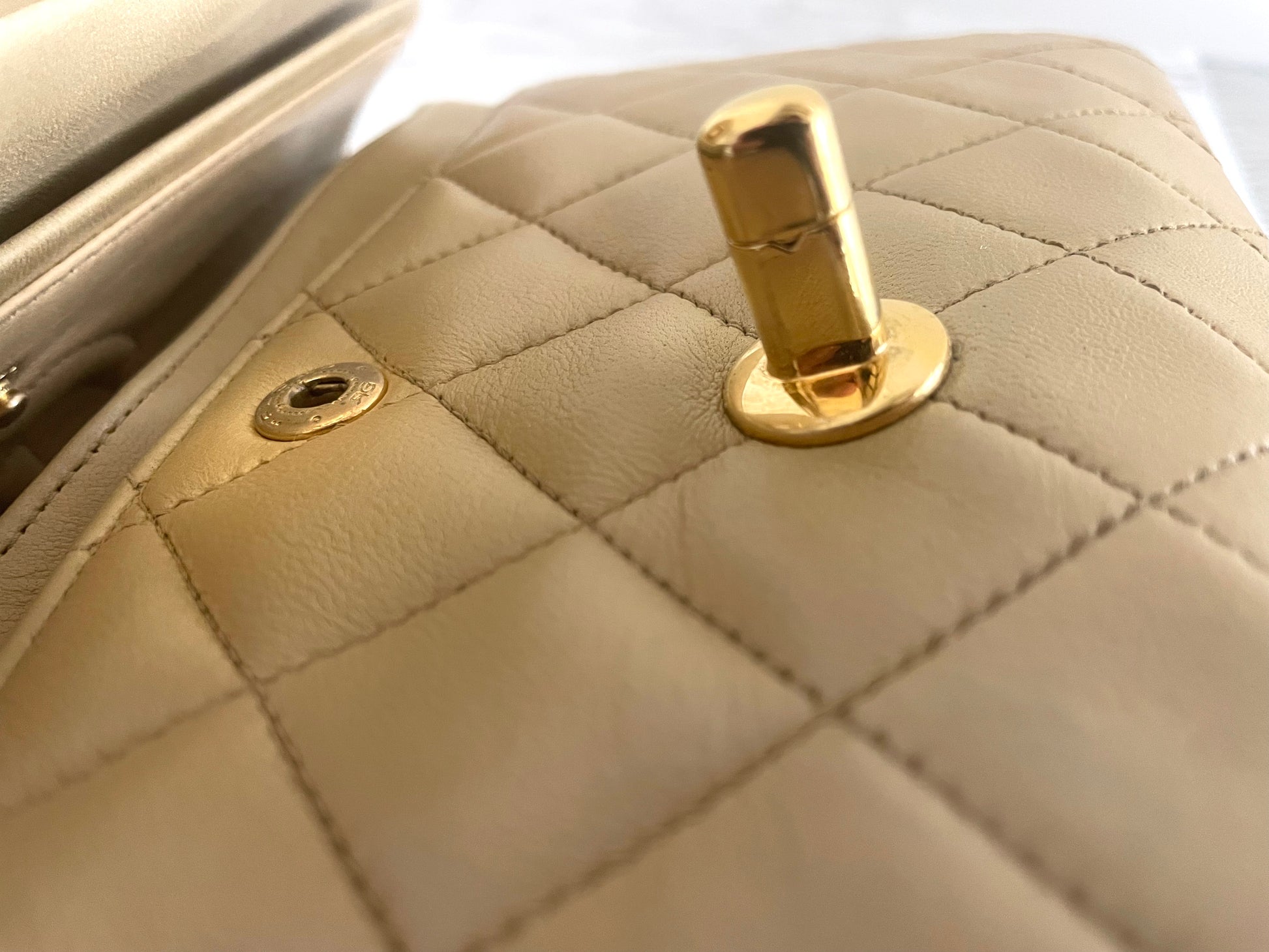 Sac Chanel Timeless 23 cm à double rabat en cuir d'agneau matelassé beige - Soline