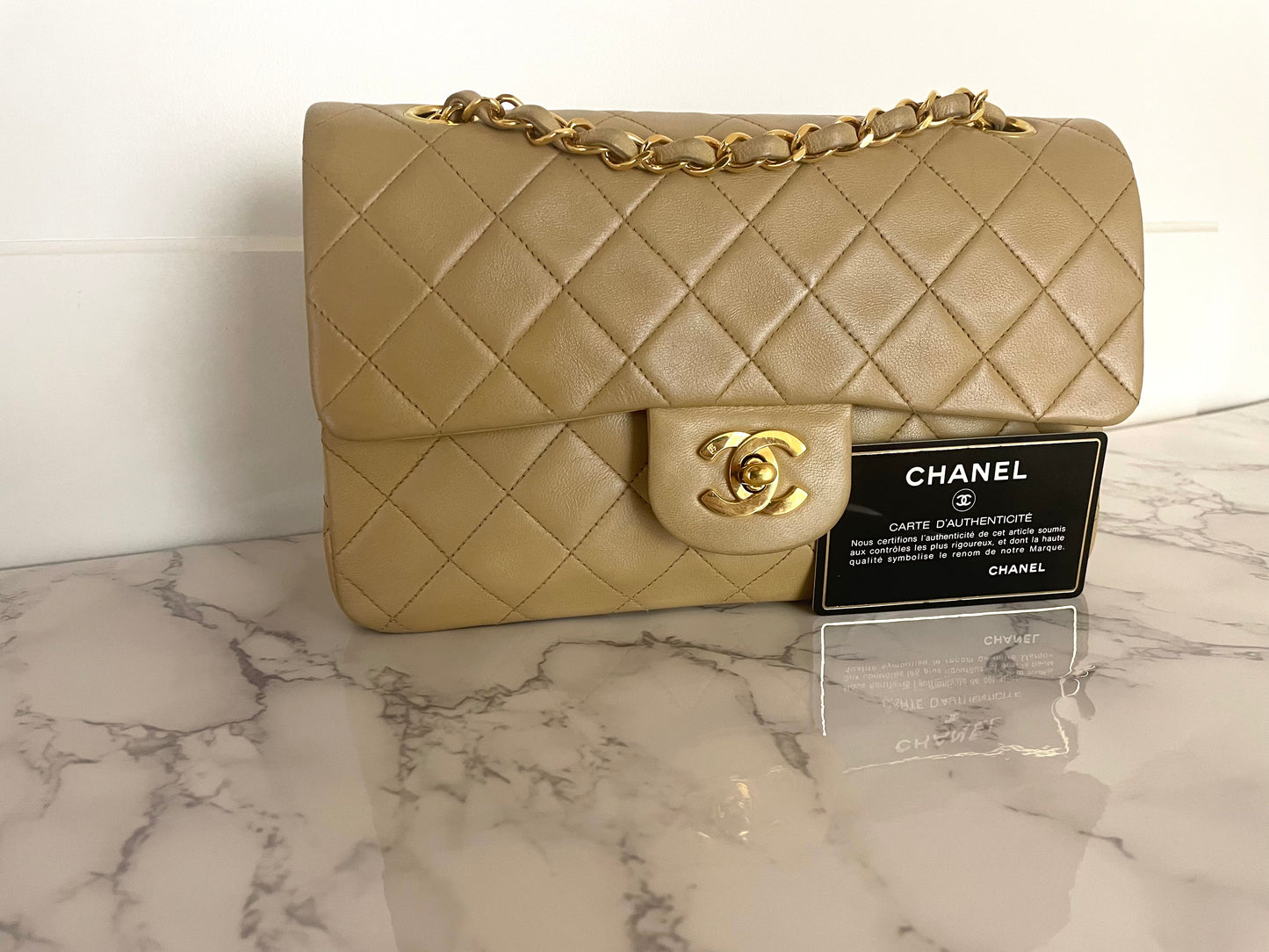 Sac Chanel Timeless 23 cm à double rabat en cuir d'agneau matelassé beige - Soline