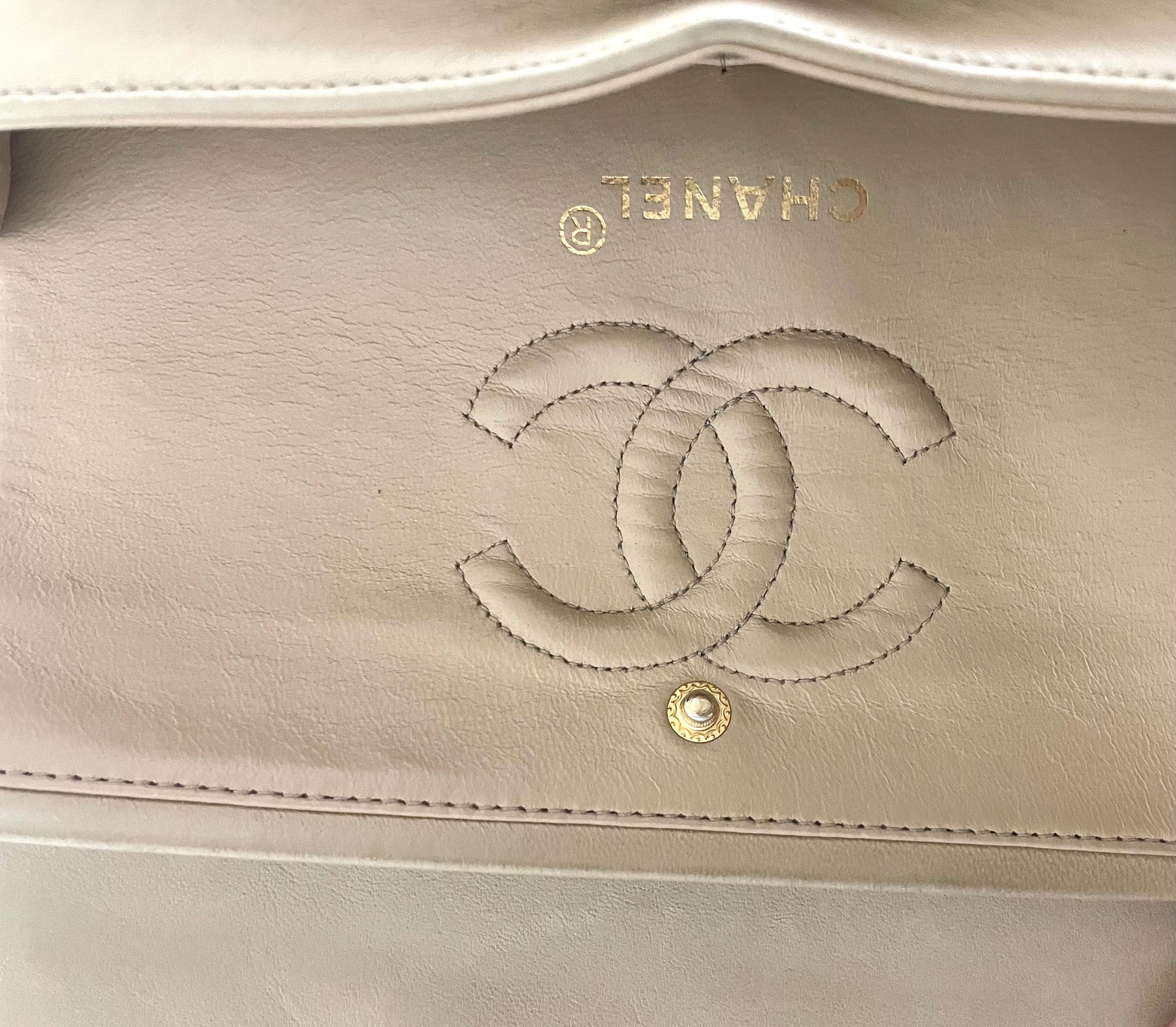 Sac Chanel Timeless 23 cm à double rabat en cuir d'agneau matelassé beige - Soline