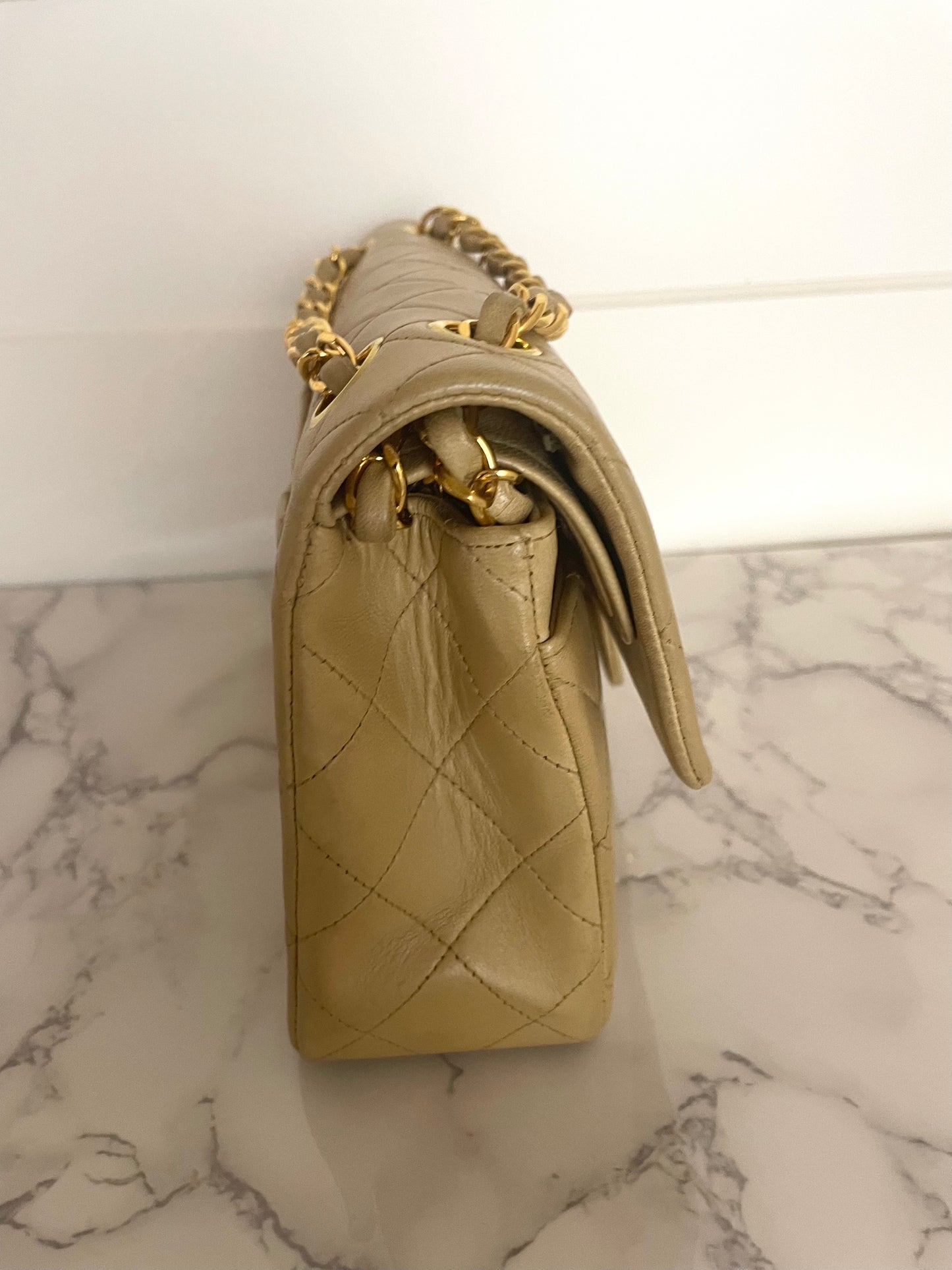 Sac Chanel Timeless 23 cm à double rabat en cuir d'agneau matelassé beige - Soline