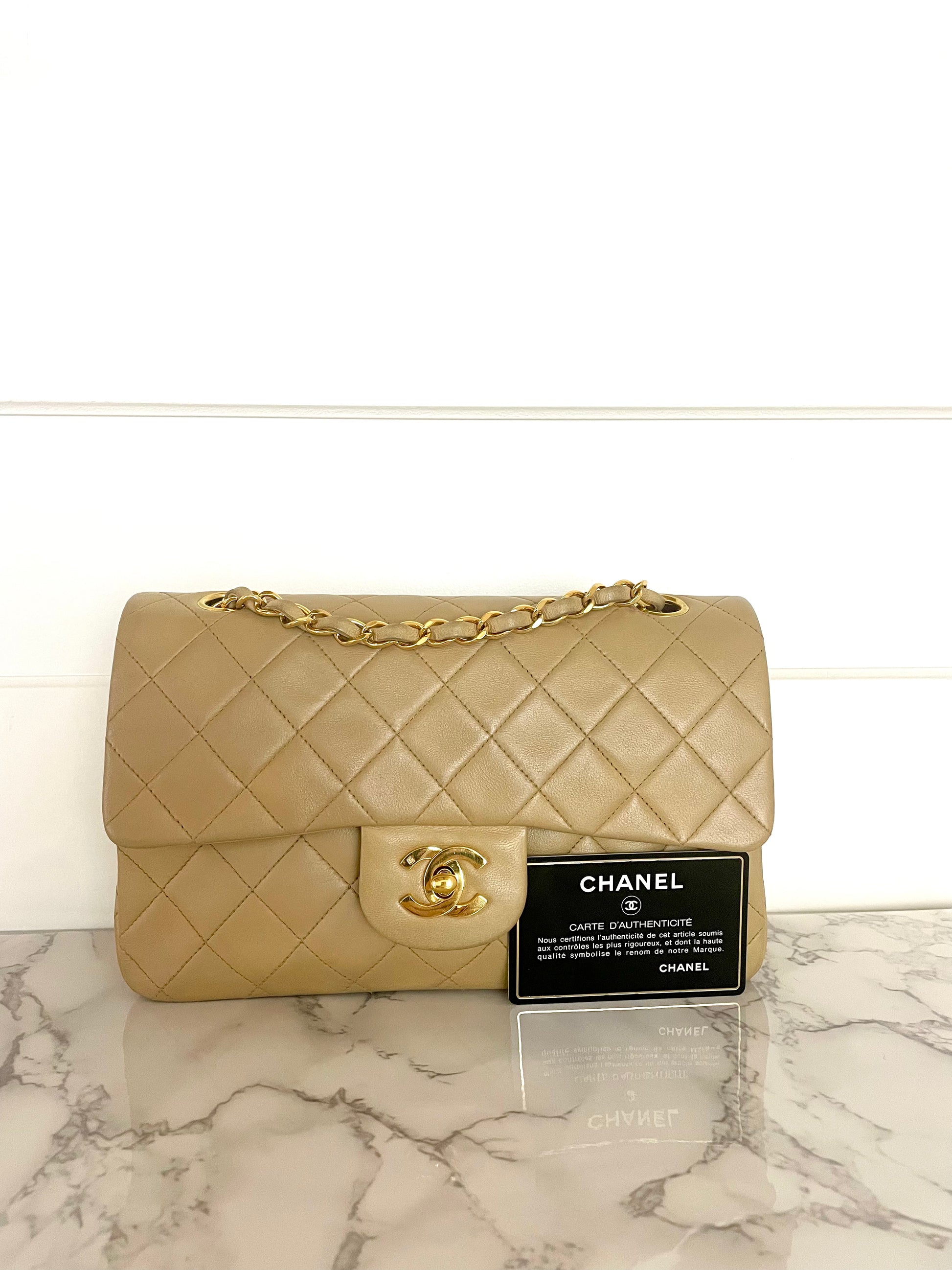 Sac Chanel Timeless 23 cm à double rabat en cuir d'agneau matelassé beige - Soline