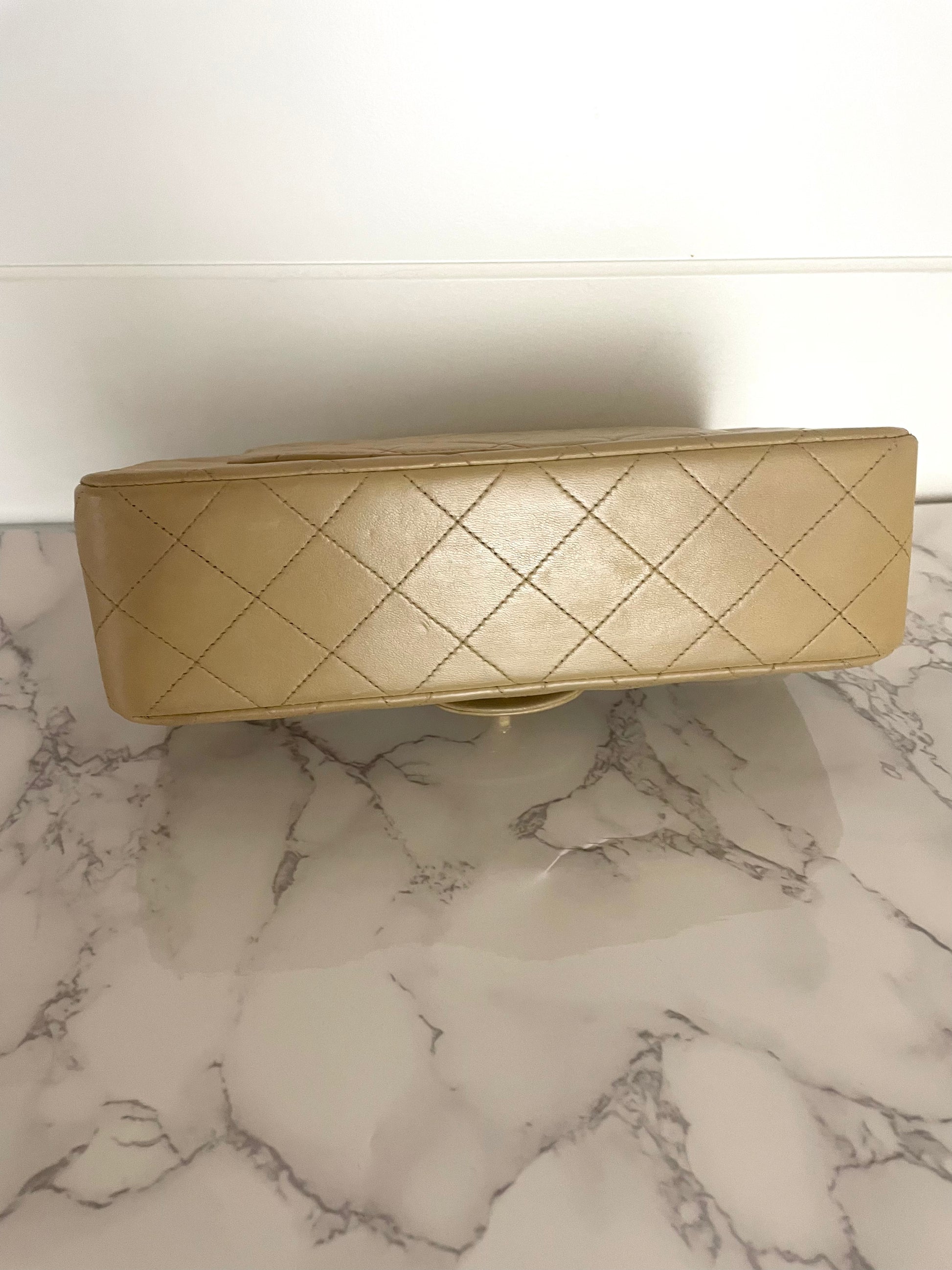 Sac Chanel Timeless 23 cm à double rabat en cuir d'agneau matelassé beige - Soline