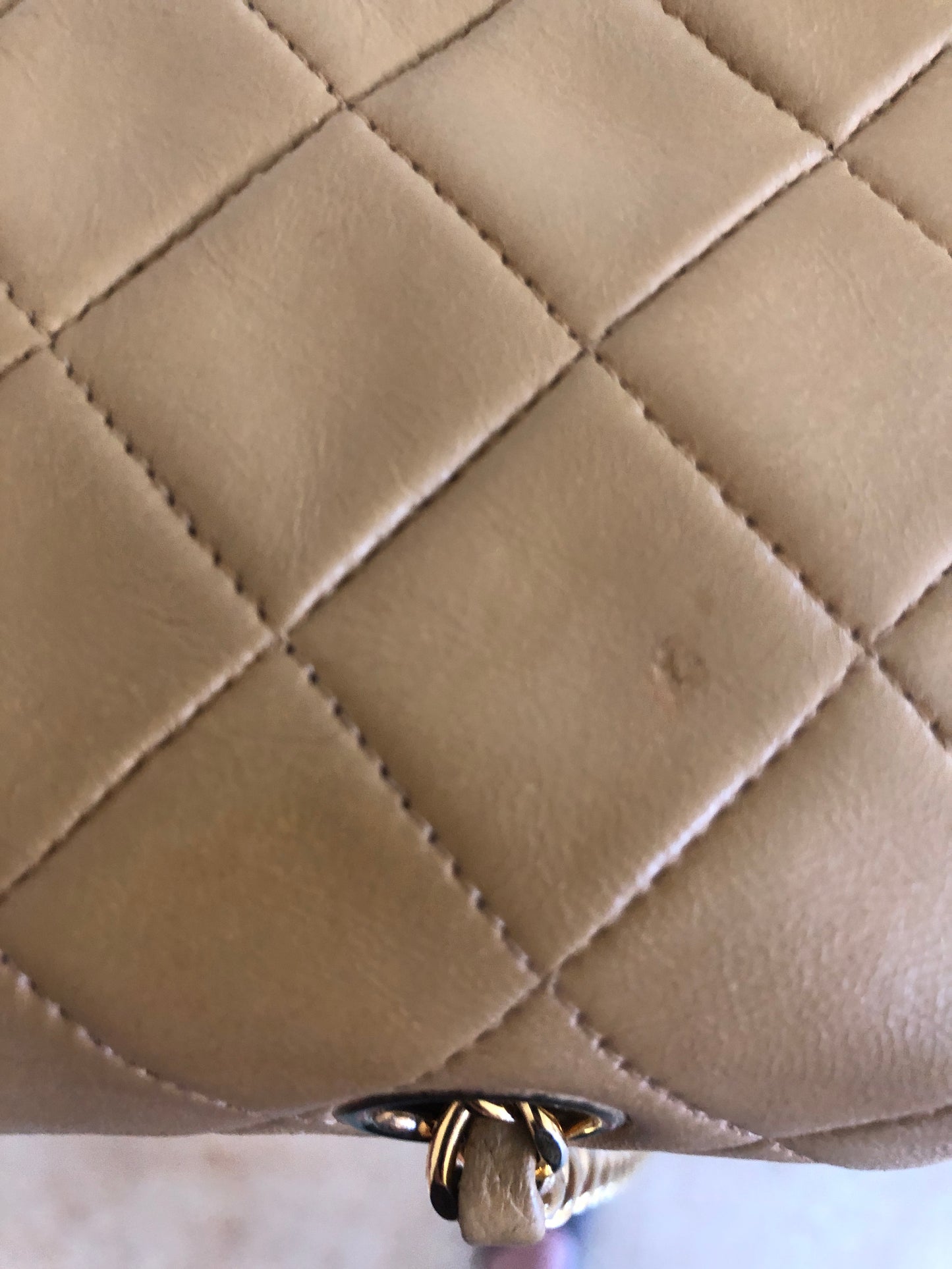 Nouveau Sac Chanel Timeless medium 23 cm à double rabat en cuir d'agneau matelassé beige - Soline