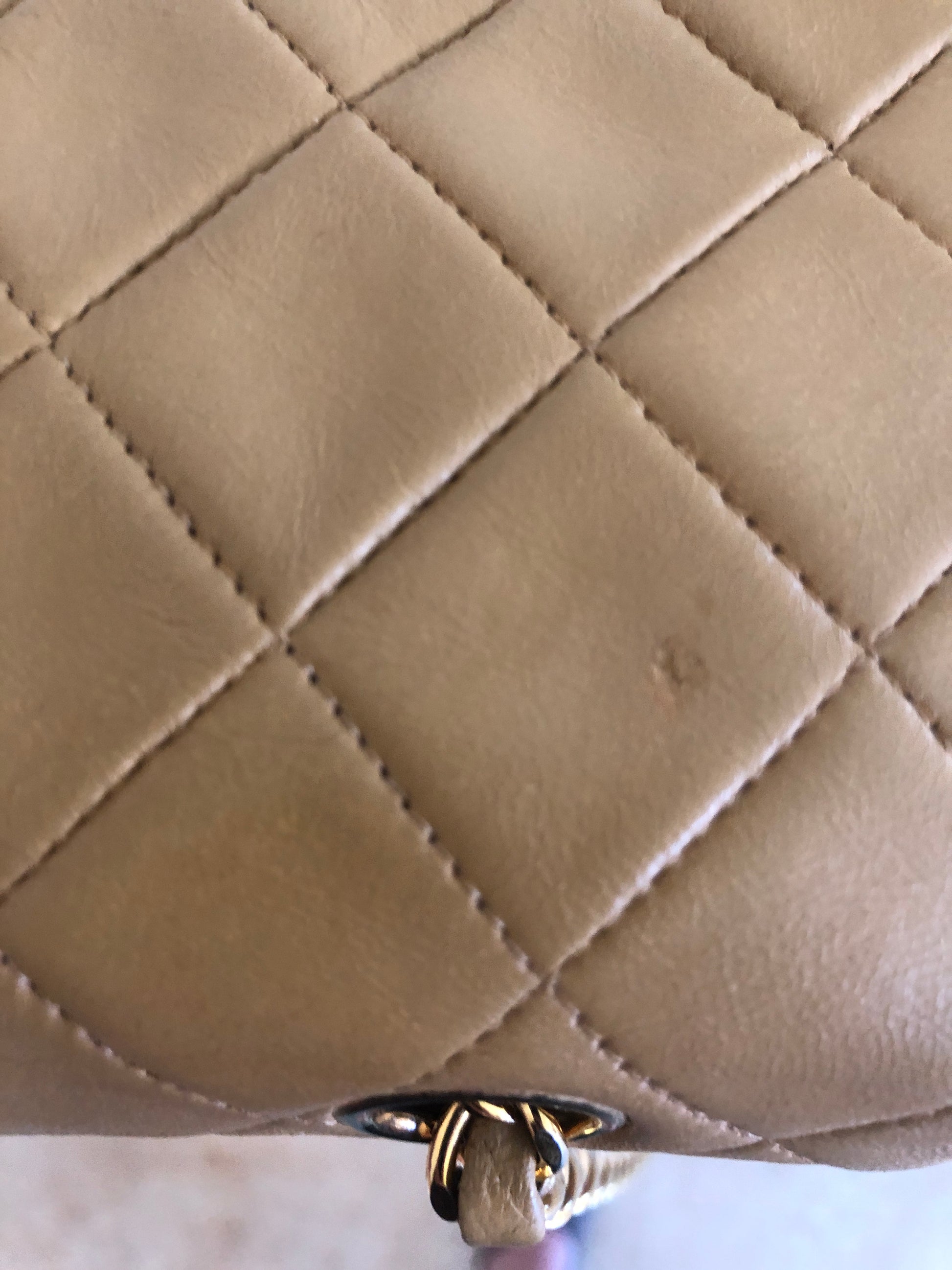Nouveau Sac Chanel Timeless medium 23 cm à double rabat en cuir d'agneau matelassé beige - Soline