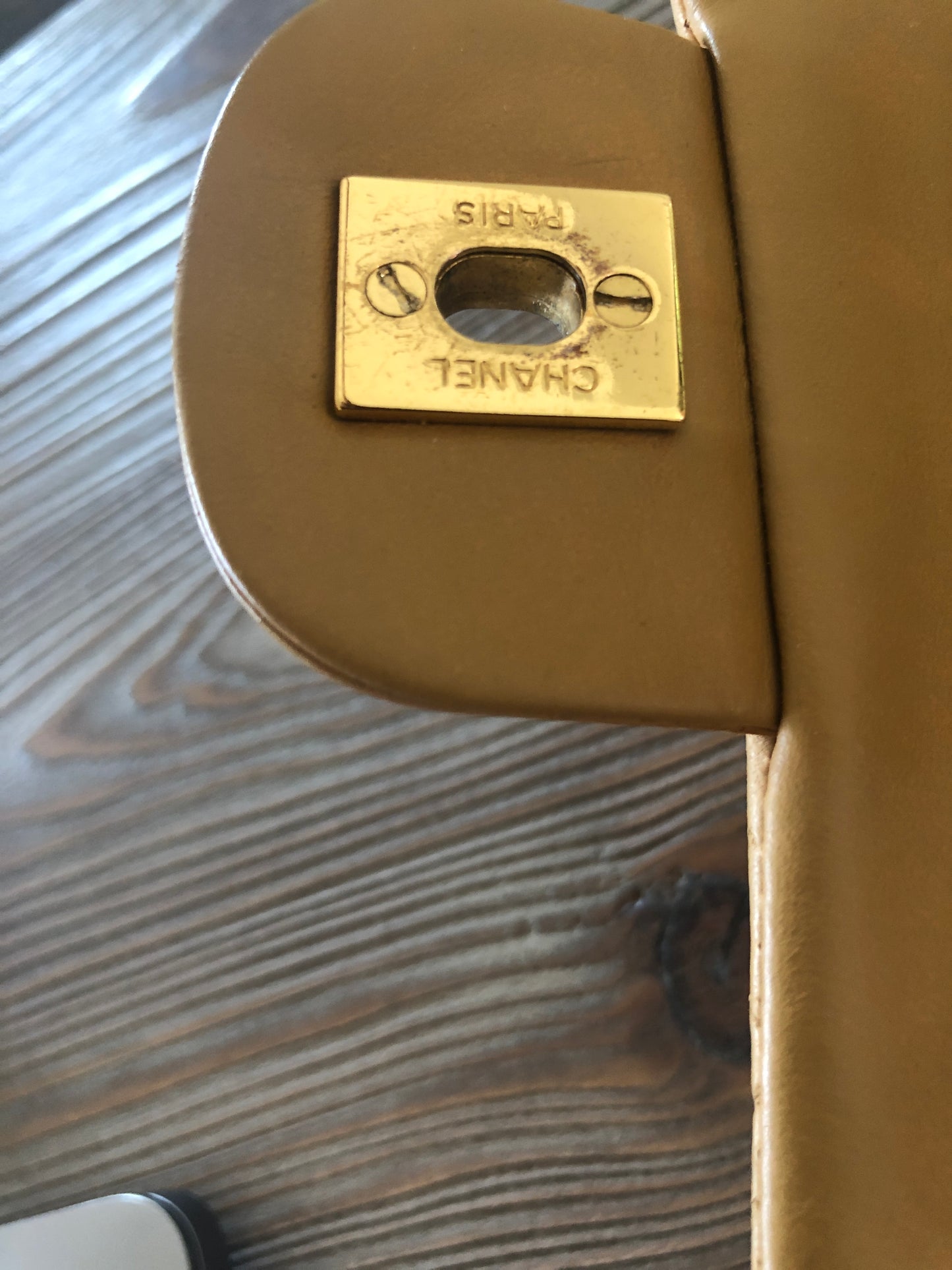 Nouveau Sac Chanel Timeless medium 23 cm à double rabat en cuir d'agneau matelassé beige - Soline