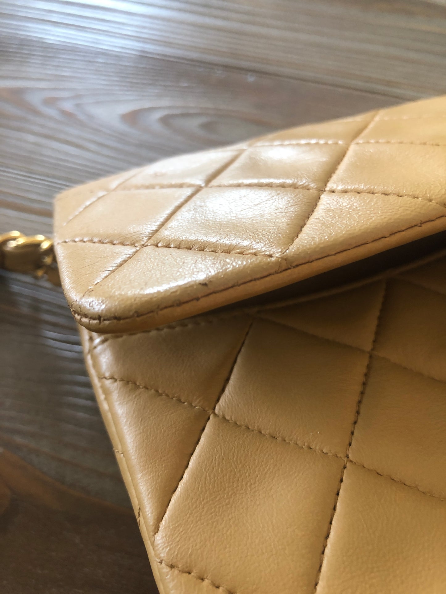 Nouveau Sac Chanel Timeless medium 23 cm à double rabat en cuir d'agneau matelassé beige - Soline