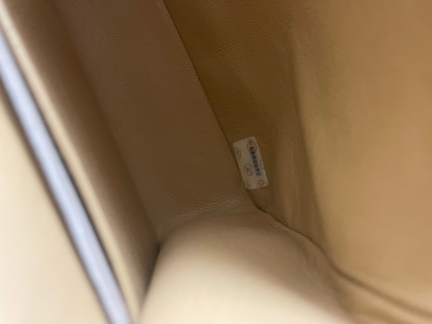 Sac Chanel Timeless 23 cm à double rabat en cuir d'agneau matelassé beige - Soline