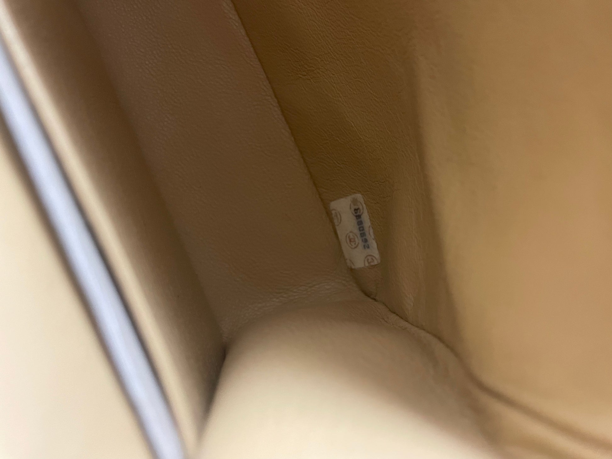 Sac Chanel Timeless 23 cm à double rabat en cuir d'agneau matelassé beige - Soline