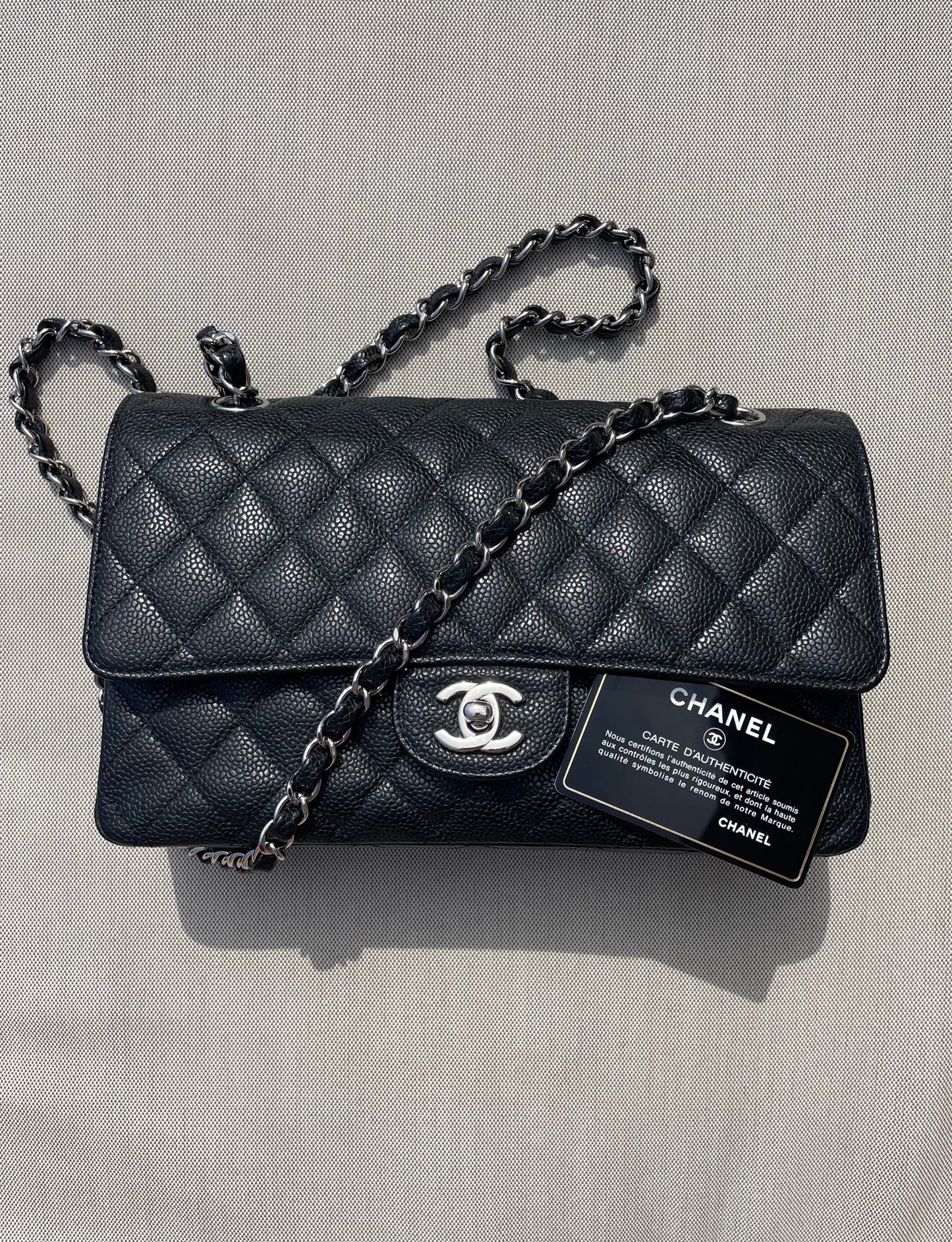 Sac Chanel Classique en cuir caviar noir & métal argenté