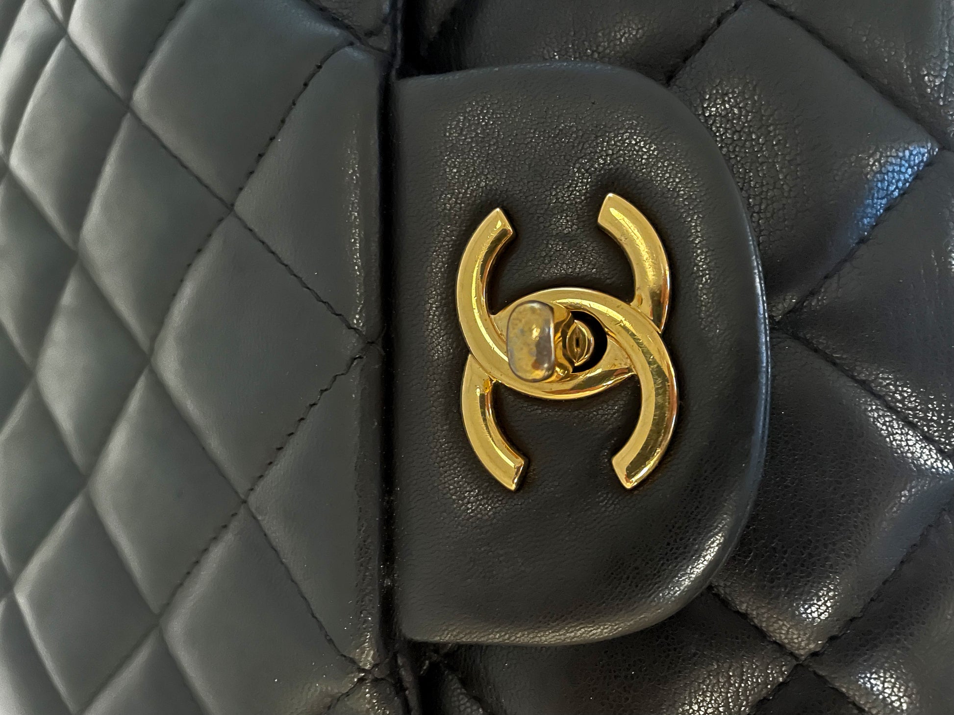 Sac à main rabat chanel Jumbo single flap en cuir noir d'agneau - Soline