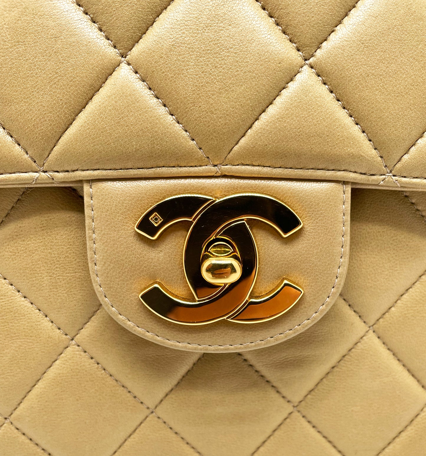Sublime Sac à main Chanel Timeless / Classique Jumbo à rabat Beige single flap - Soline