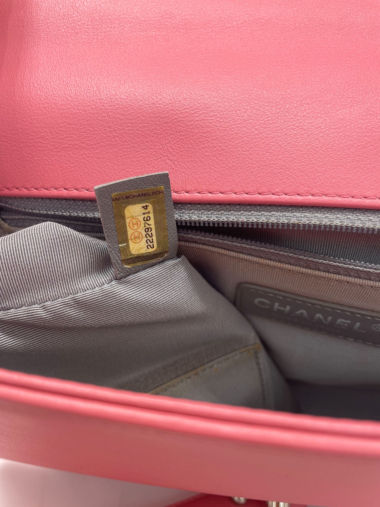 Grand sac Chanel Boy chevron en cuir rose