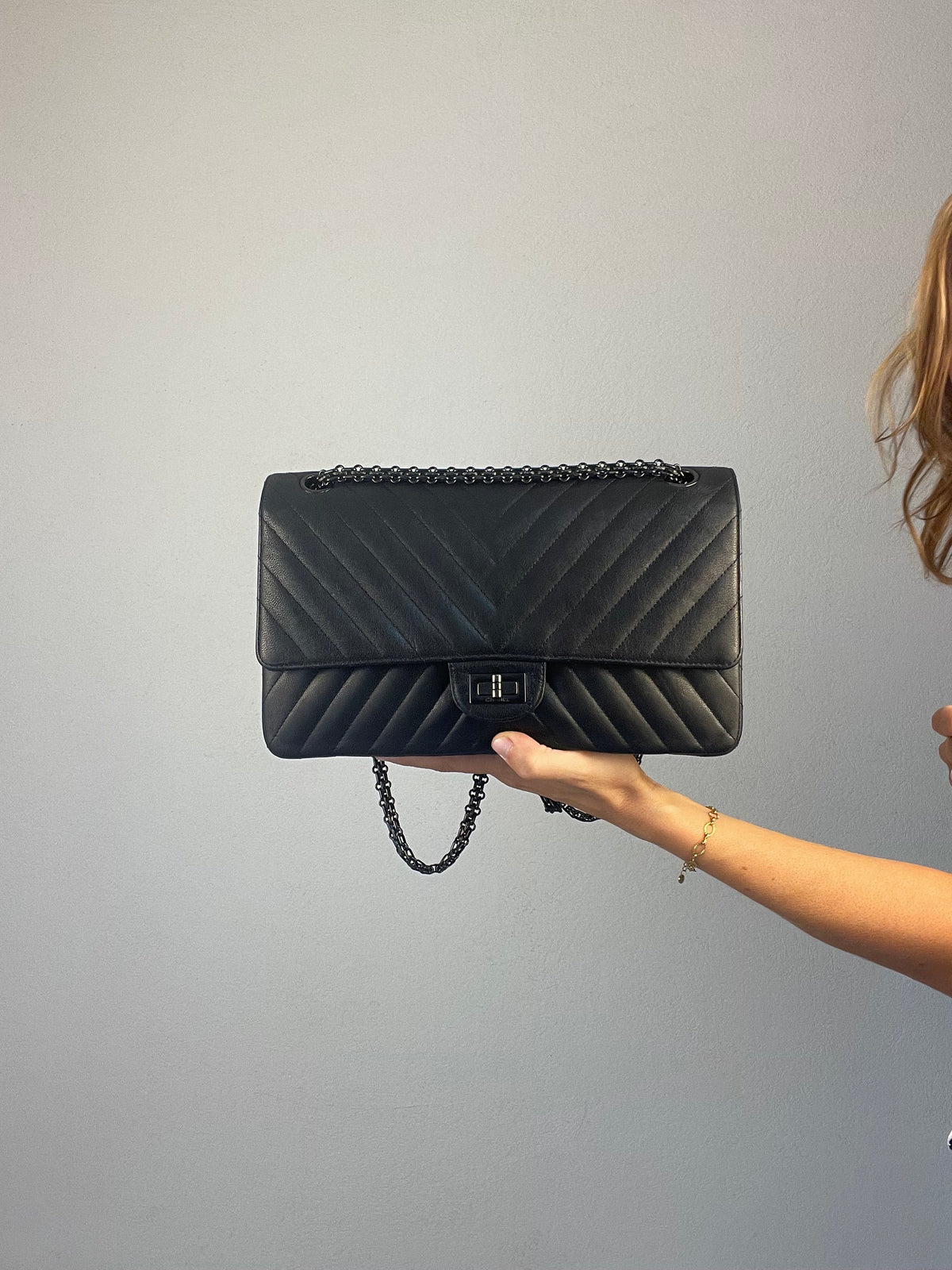 Grand Sac 2.55 Chanel So Black en cuir de veau Chevron à double rabat - Soline