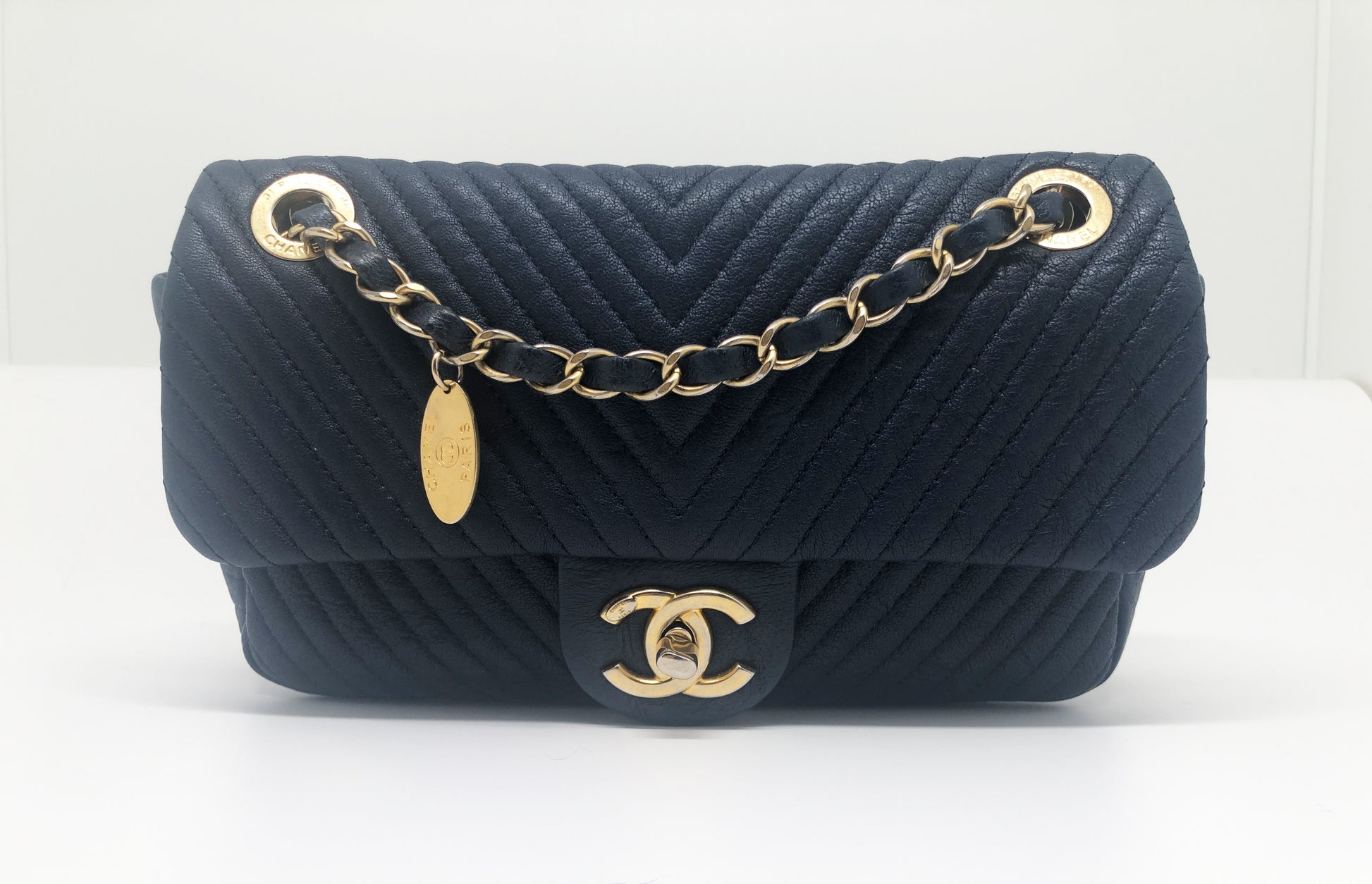 Superbe Sac Chanel 21 cm en cuir et motif Chevron Bleu. - Soline