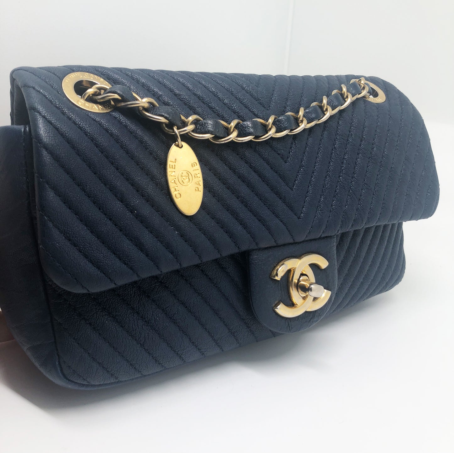 Superbe Sac Chanel 21 cm en cuir et motif Chevron Bleu. - Soline