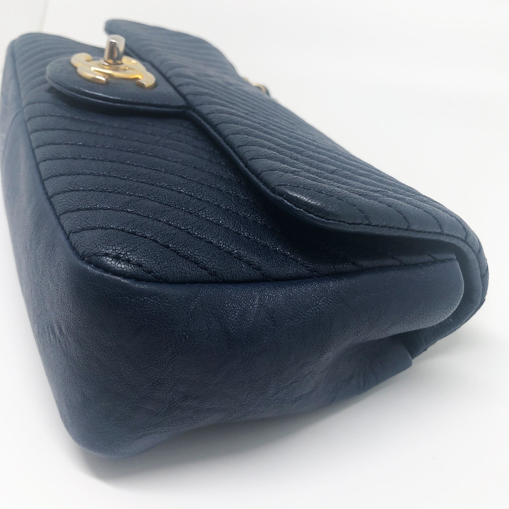 Superbe Sac Chanel 21 cm en cuir et motif Chevron Bleu. - Soline