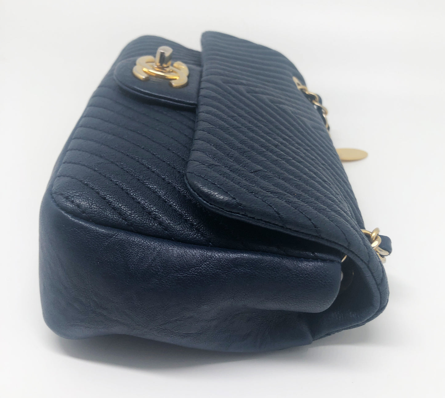 Superbe Sac Chanel 21 cm en cuir et motif Chevron Bleu. - Soline