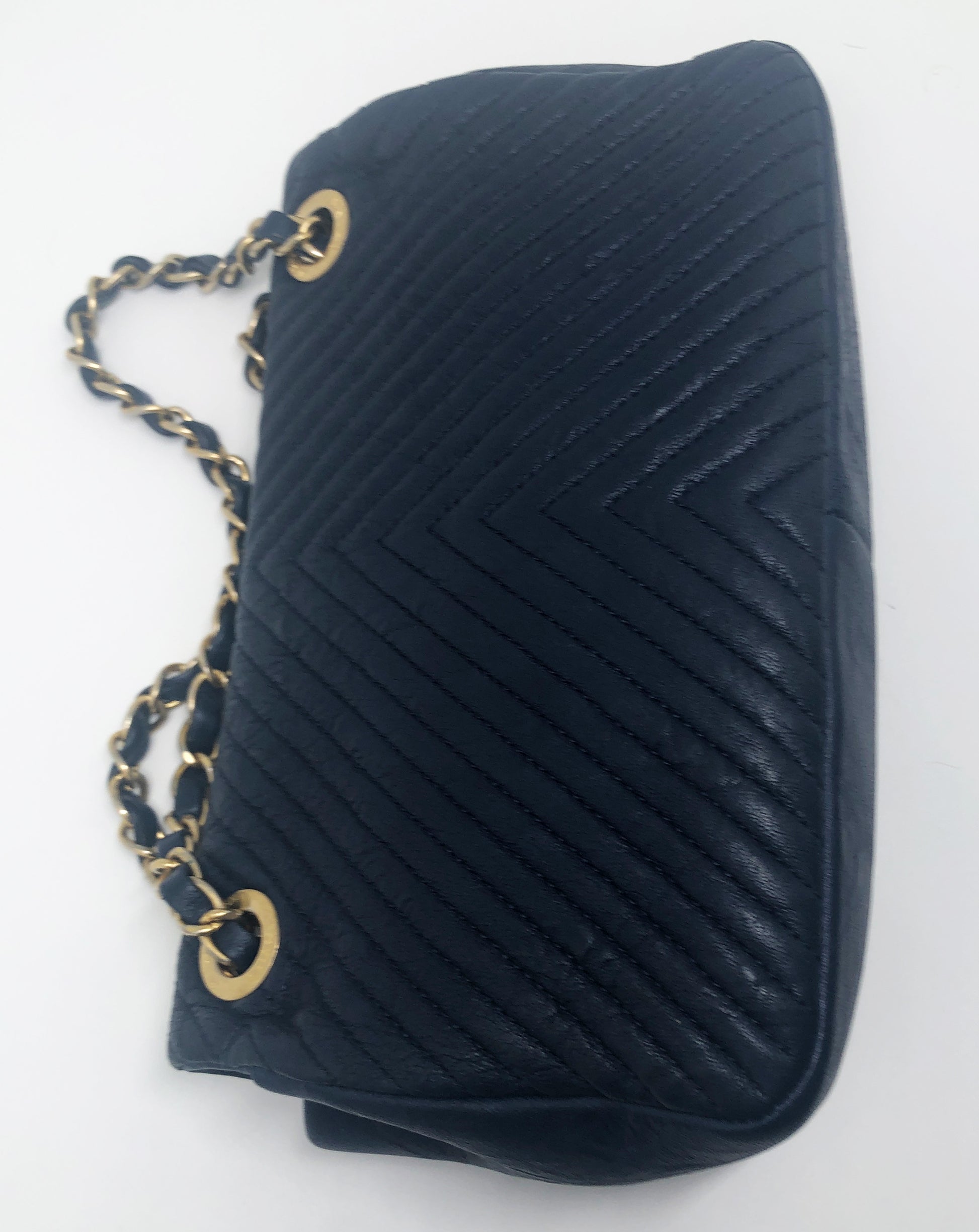 Superbe Sac Chanel 21 cm en cuir et motif Chevron Bleu. - Soline