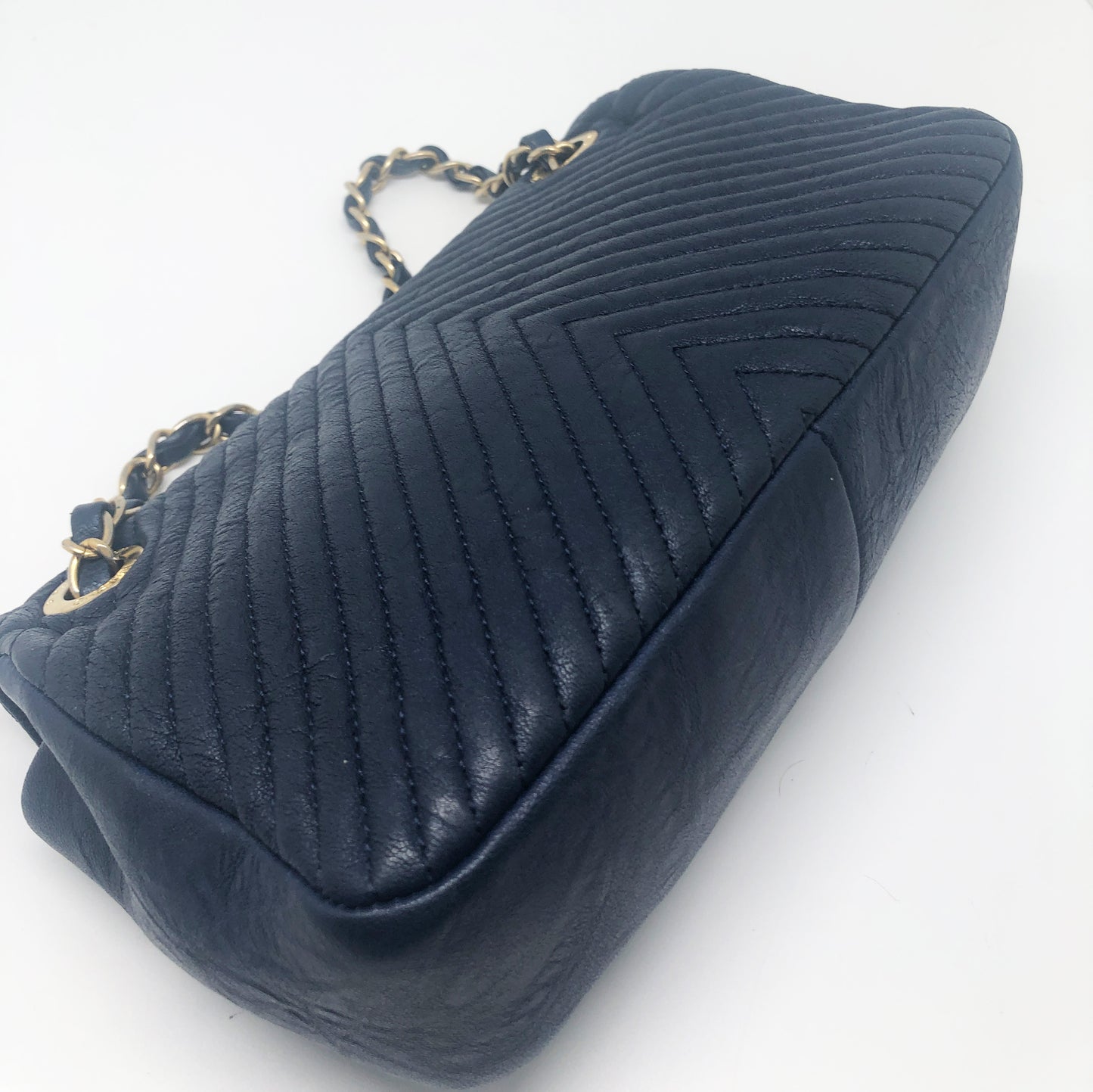 Superbe Sac Chanel 21 cm en cuir et motif Chevron Bleu. - Soline