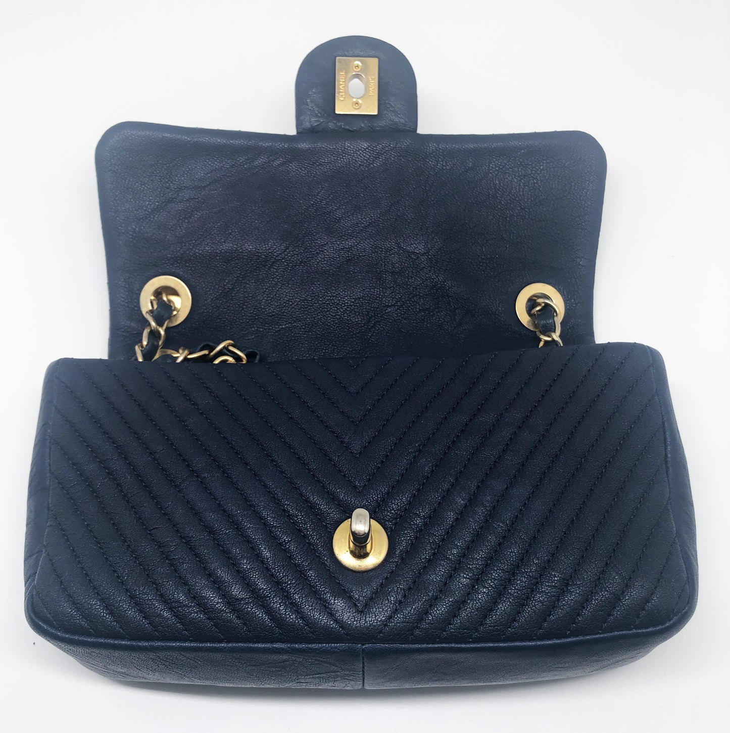 Superbe Sac Chanel 21 cm en cuir et motif Chevron Bleu. - Soline