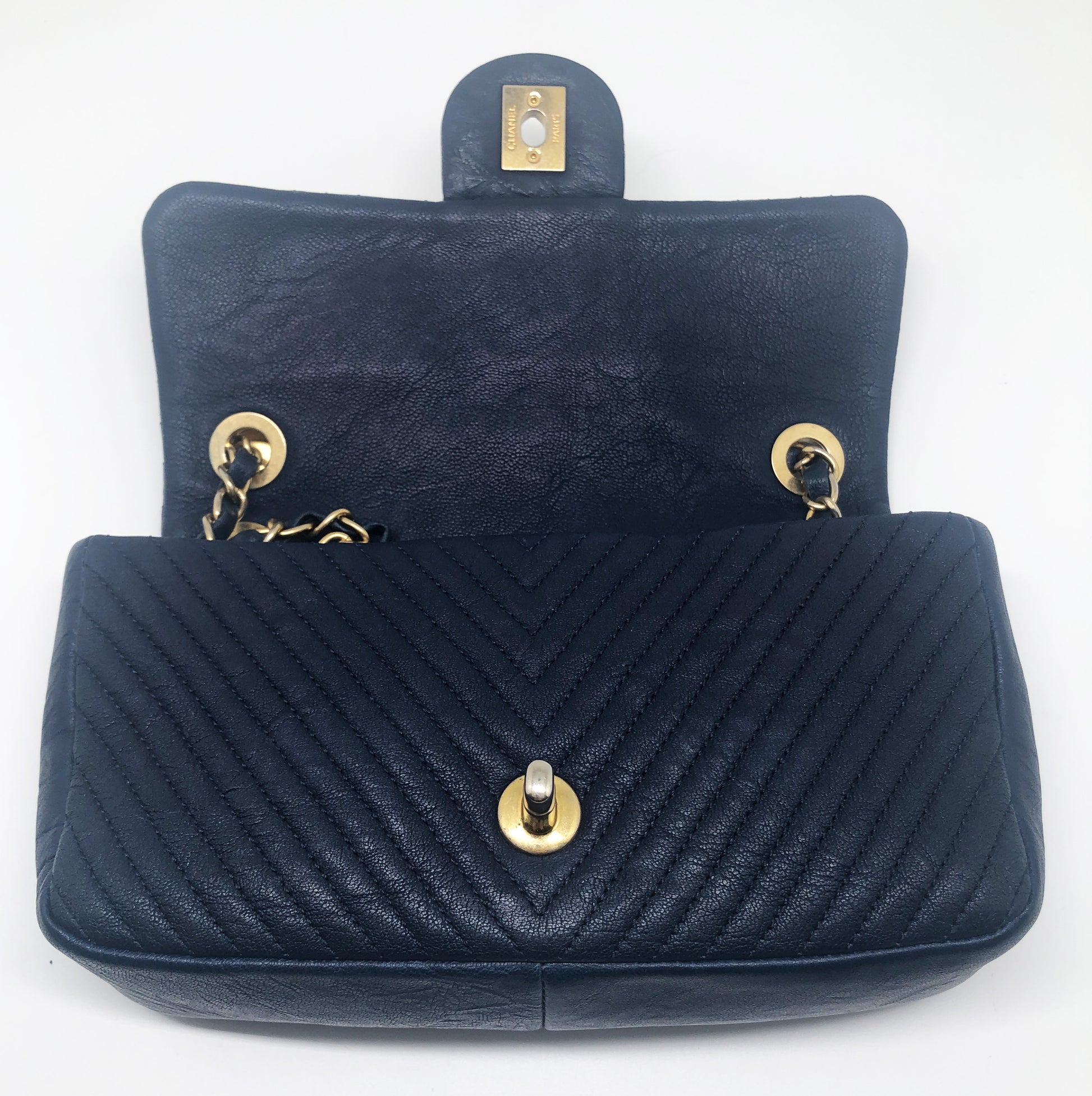 Superbe Sac Chanel 21 cm en cuir et motif Chevron Bleu. - Soline