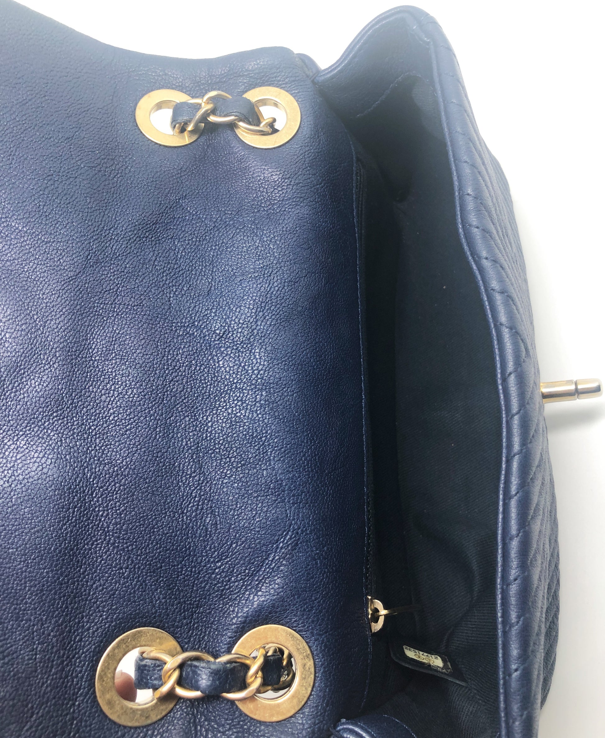 Superbe Sac Chanel 21 cm en cuir et motif Chevron Bleu. - Soline