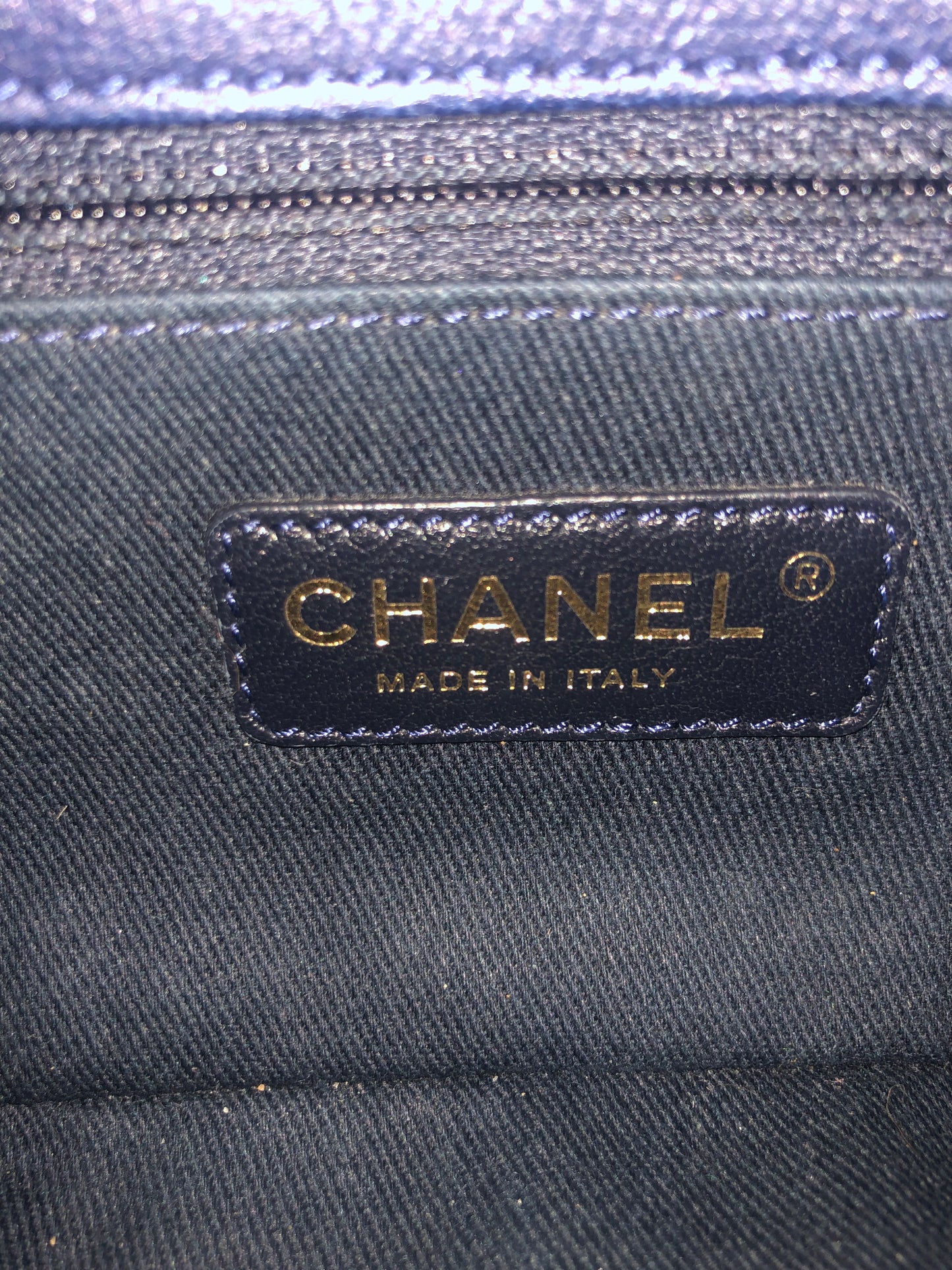 Superbe Sac Chanel 21 cm en cuir et motif Chevron Bleu. - Soline