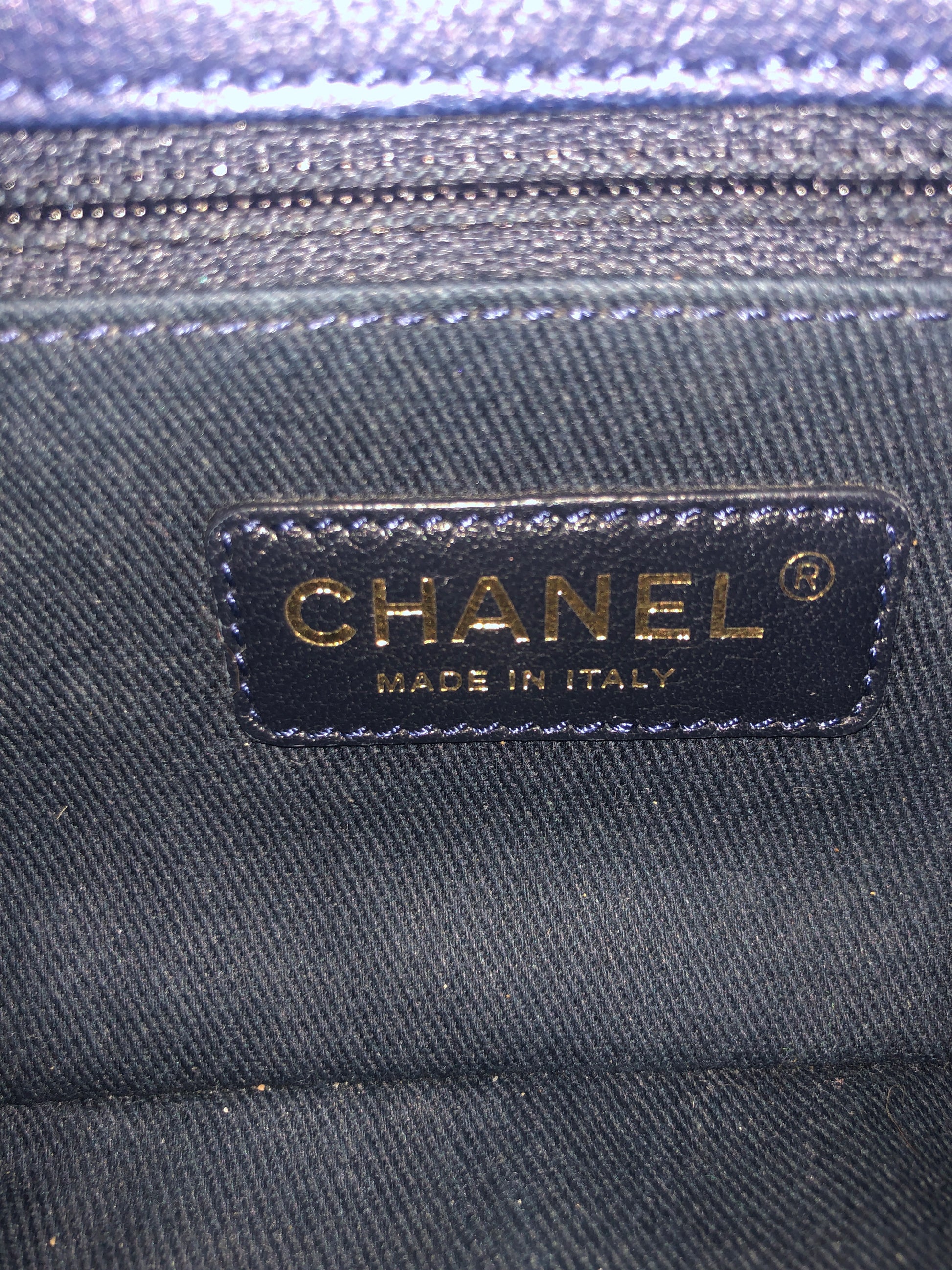 Superbe Sac Chanel 21 cm en cuir et motif Chevron Bleu. - Soline