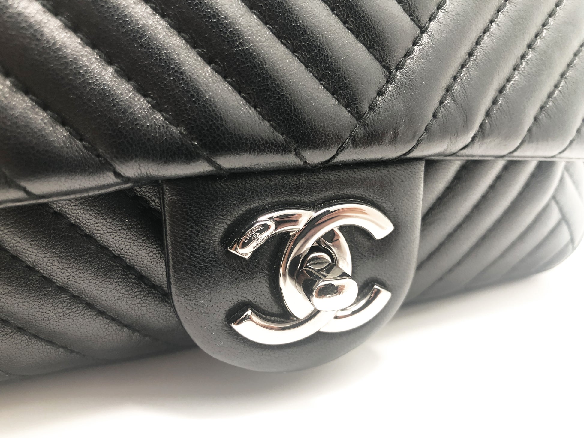 Super Sac Chanel Timeless en cuir d'agneau en motifs surpiqués Chevron asymétriques noir - Soline