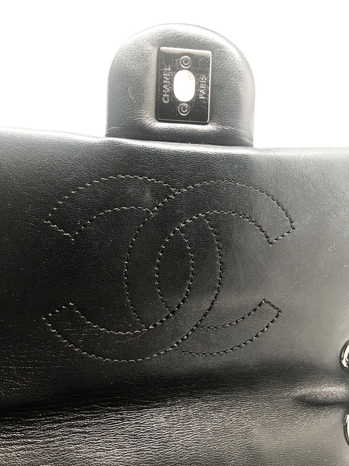 Super Sac Chanel Timeless en cuir d'agneau en motifs surpiqués Chevron asymétriques noir - Soline