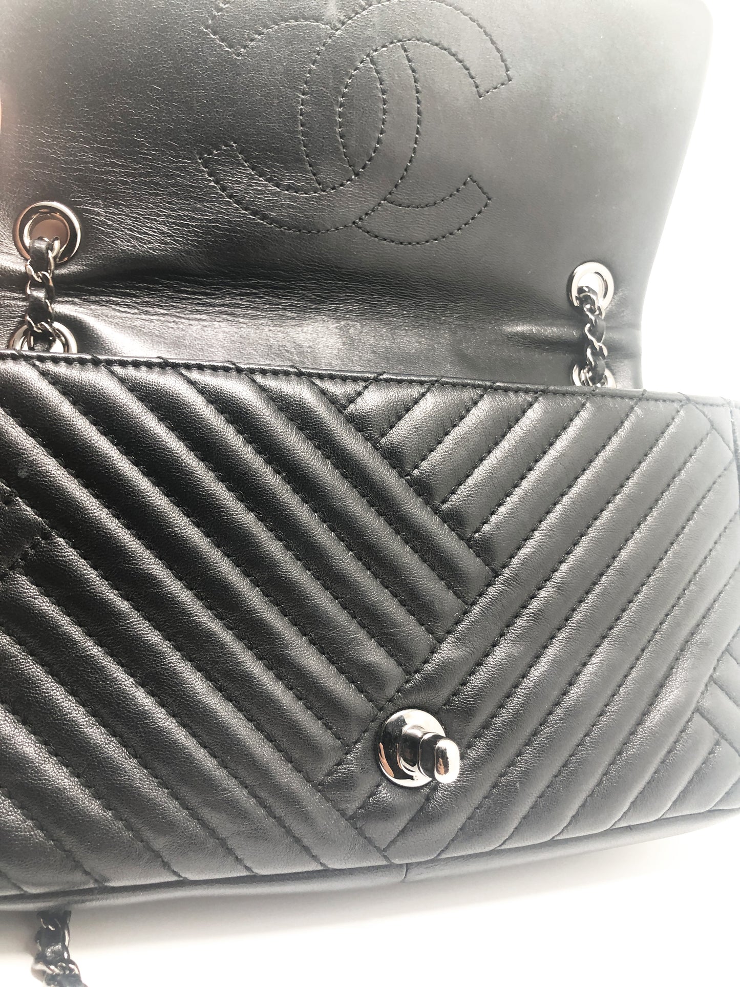 Super Sac Chanel Timeless en cuir d'agneau en motifs surpiqués Chevron asymétriques noir - Soline