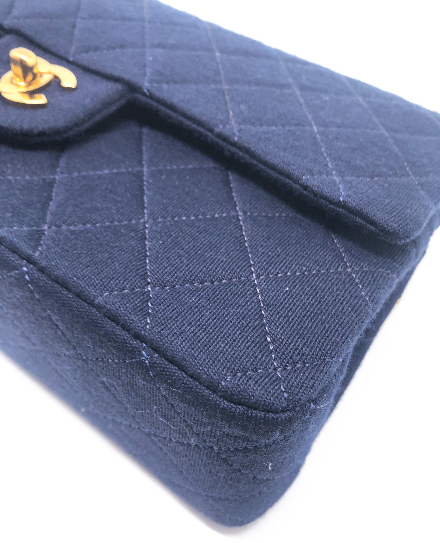 Magnifique Sac à main bandoulière Chanel Timeless en jersey navy - Soline