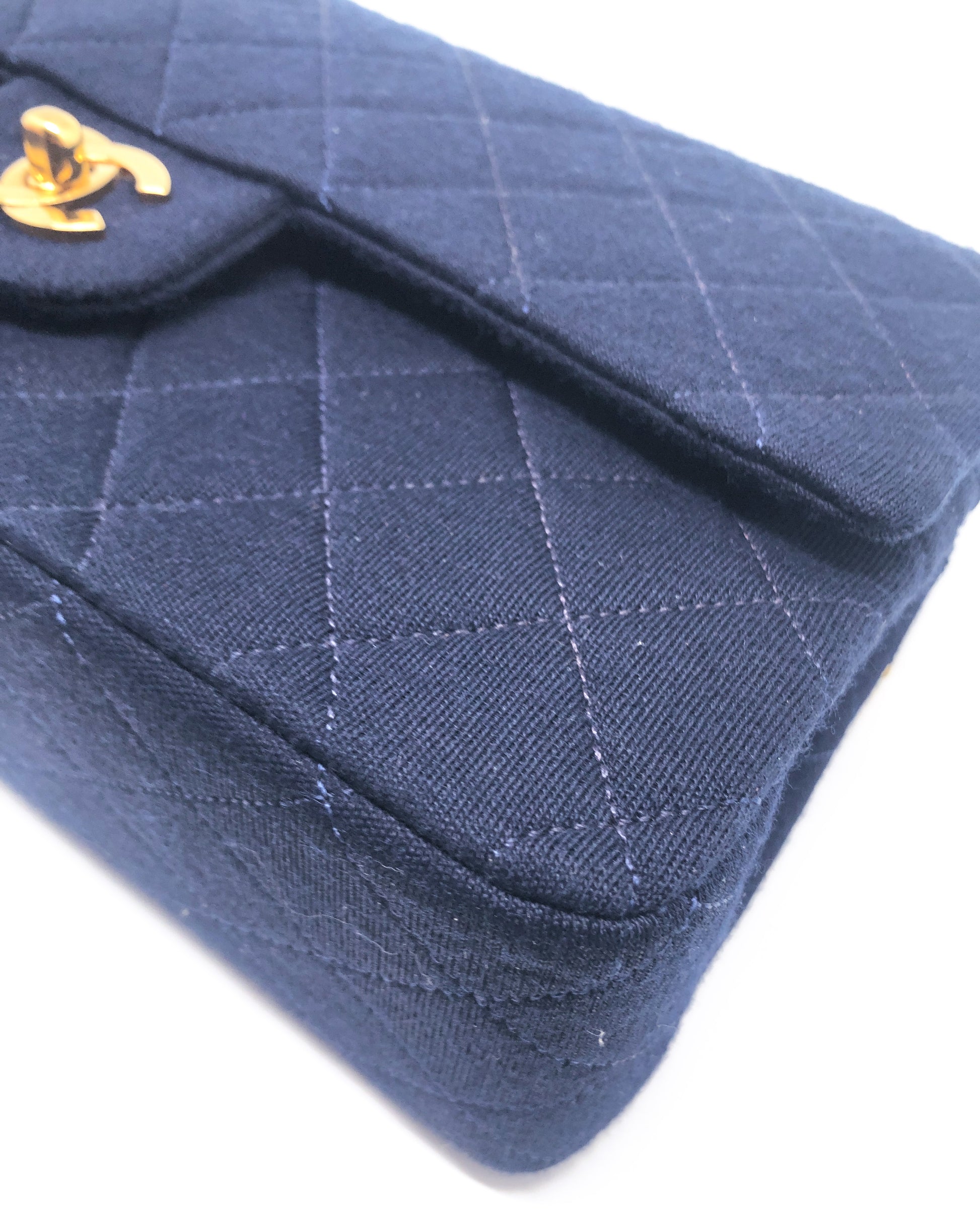 Magnifique Sac à main bandoulière Chanel Timeless en jersey navy - Soline