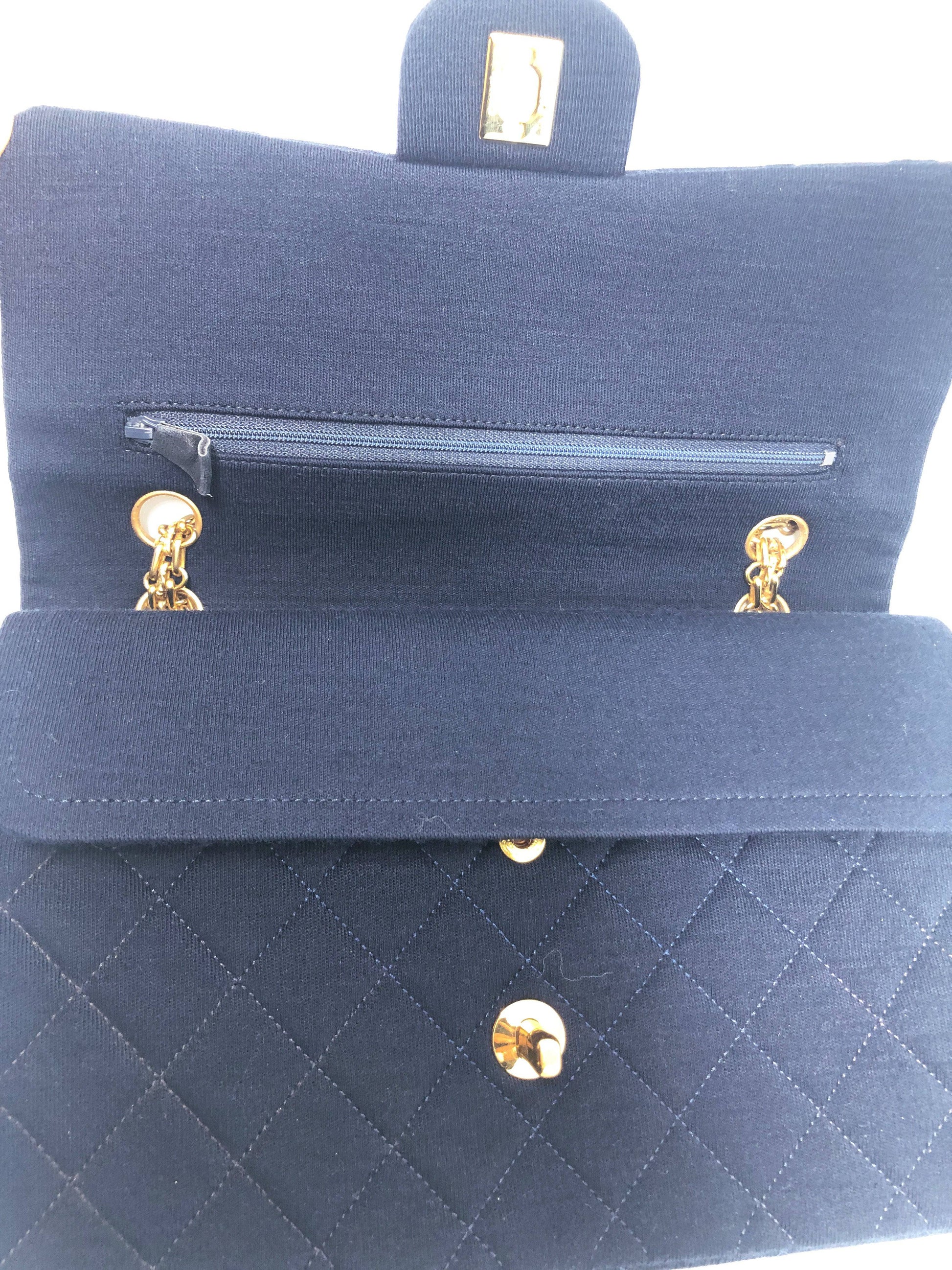 Magnifique Sac à main bandoulière Chanel Timeless en jersey navy - Soline